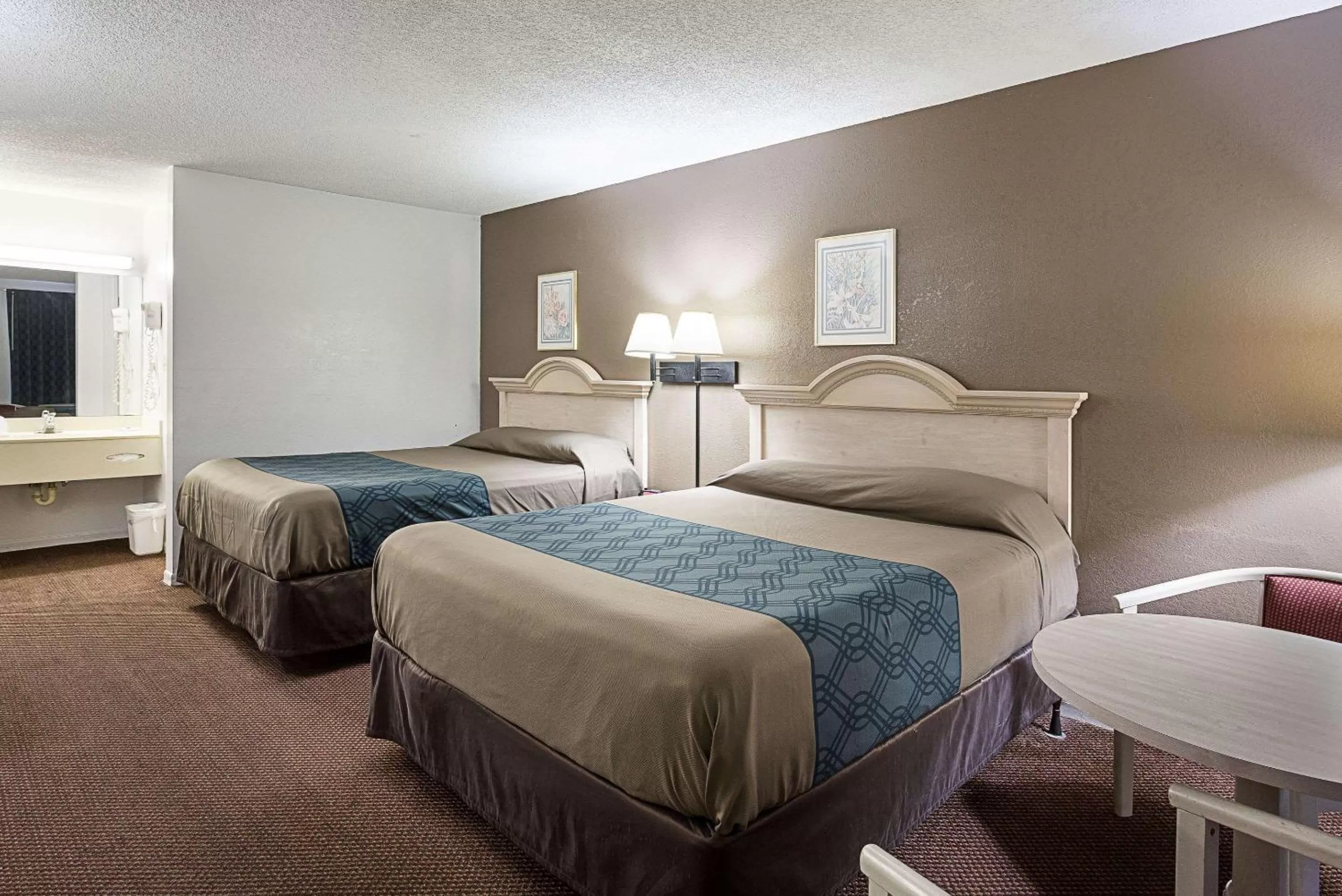 Queen Room with Two Queen Beds - Smoking in Rodeway Inn Lake City I-75