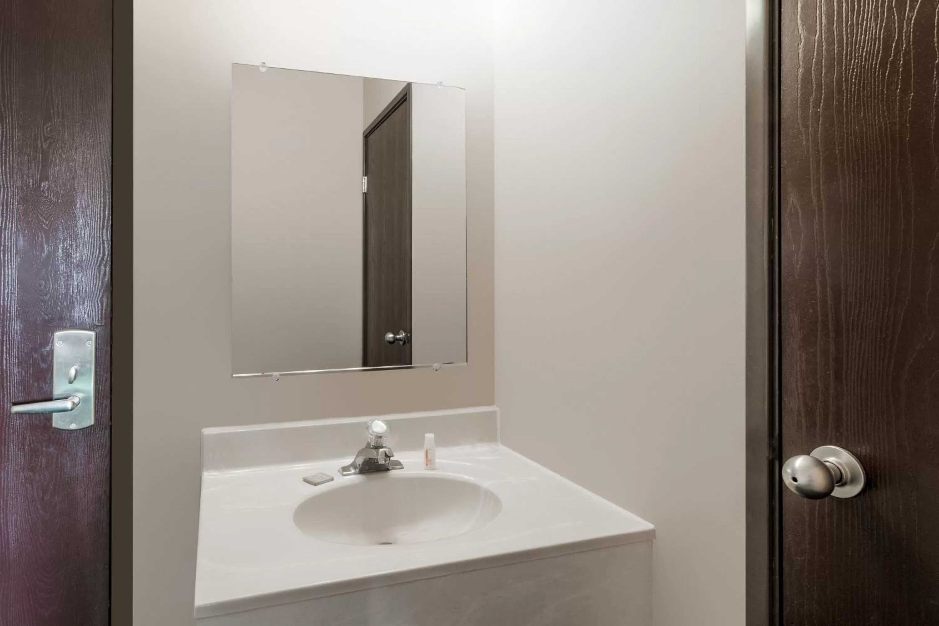 Deluxe King Studio Suite - Smoking in Super 8 by Wyndham Woodstock