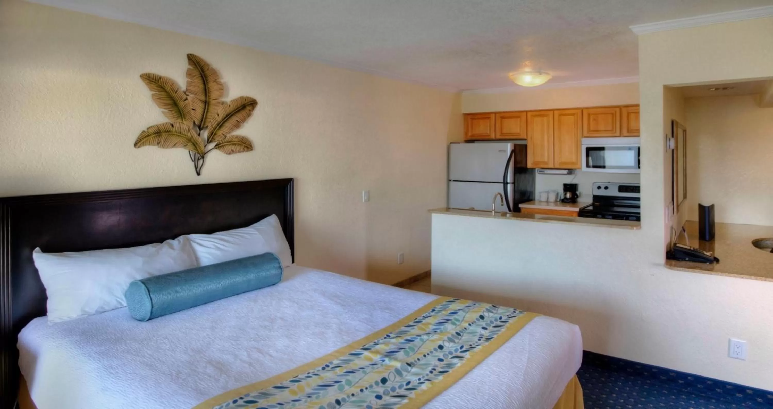 Deluxe Studio Suite with Bay View in Sailport Waterfront Suites