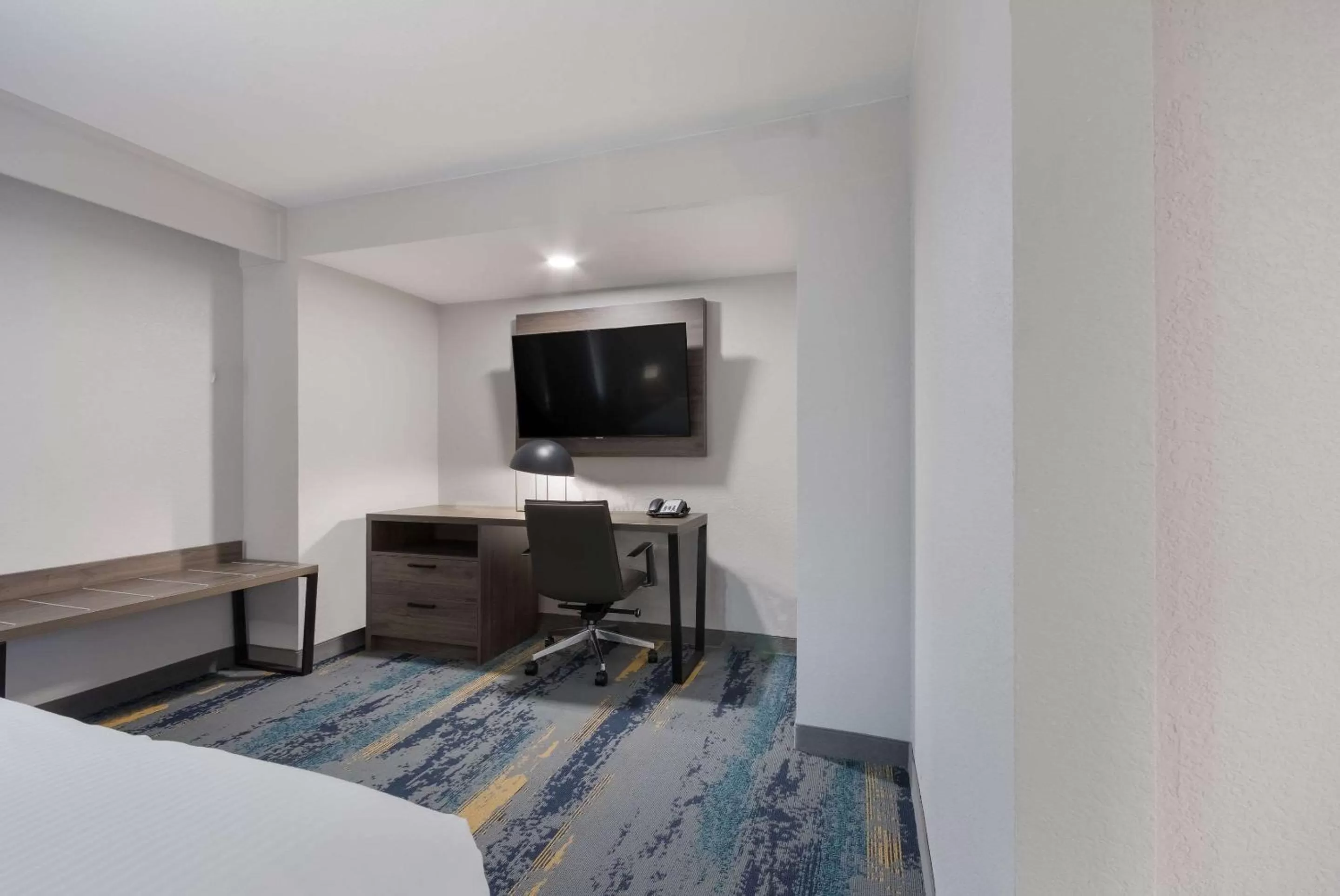 King Suite - Non Smoking/No Pets in Clarion Pointe OKC Airport