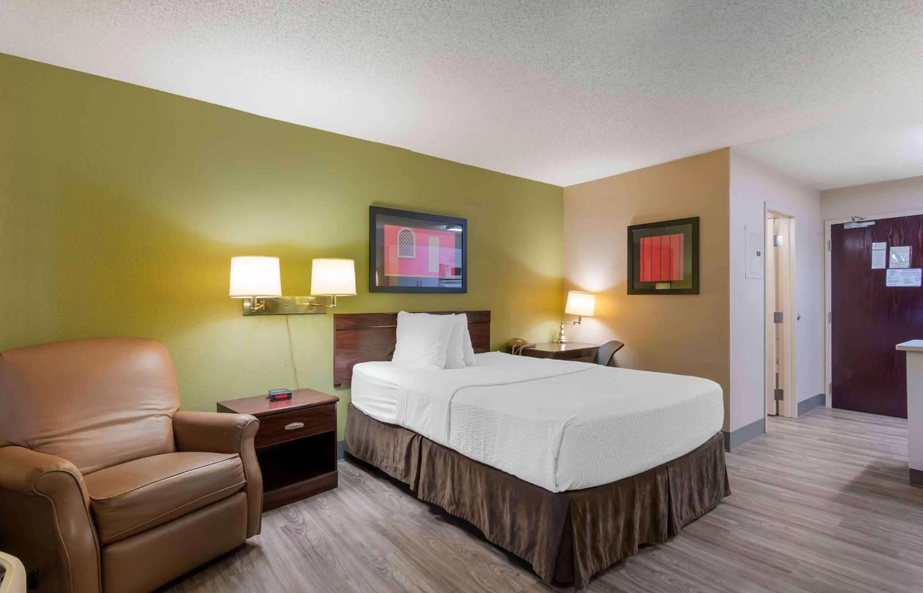 Queen studio with 1 Queen Bed - Disability Access/Non-Smoking in Extended Stay America Suites - Kansas City - Overland Park - Quivira Rd
