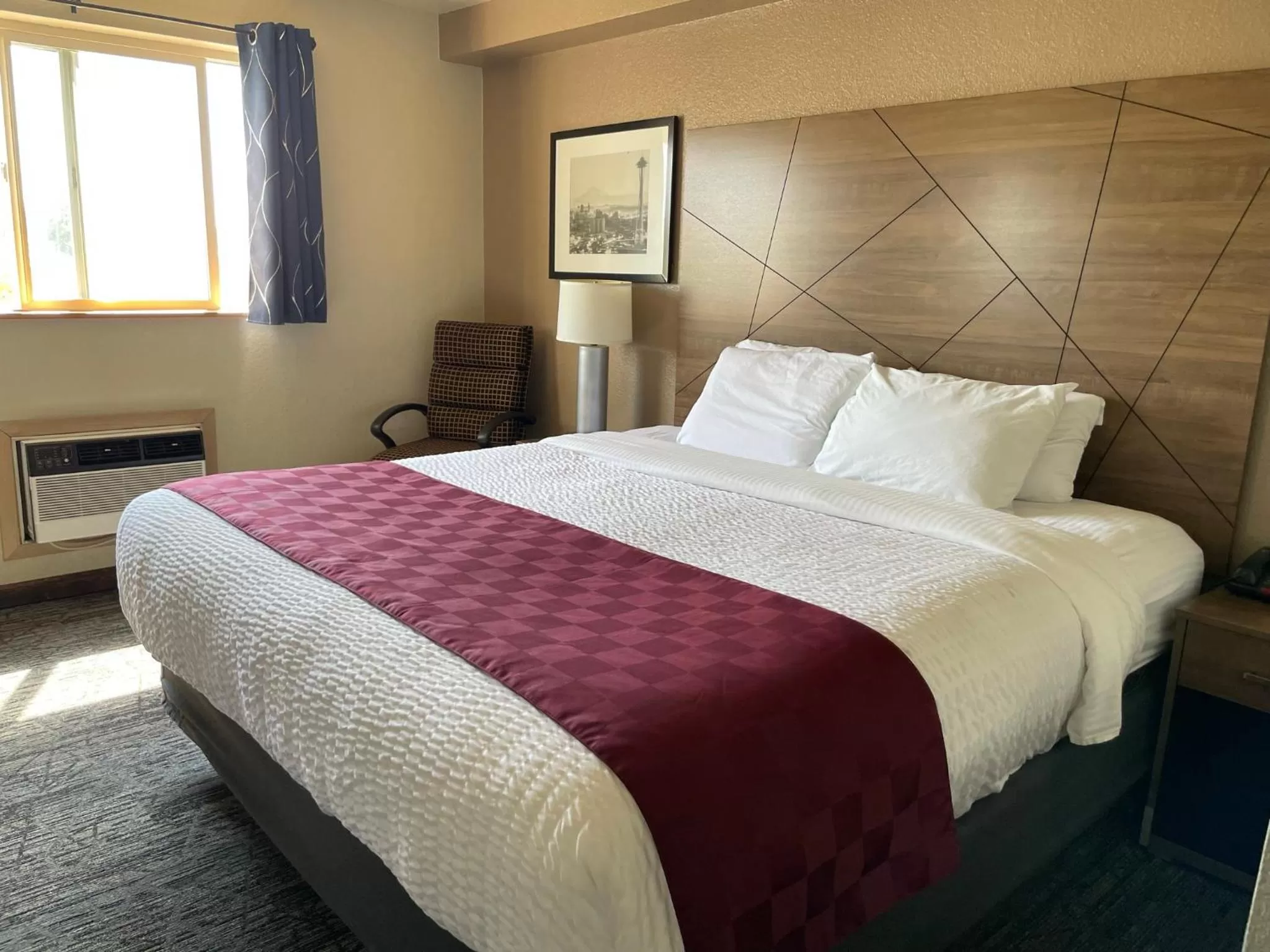 Deluxe King Room in Americas Best Value Inn Lynnwood