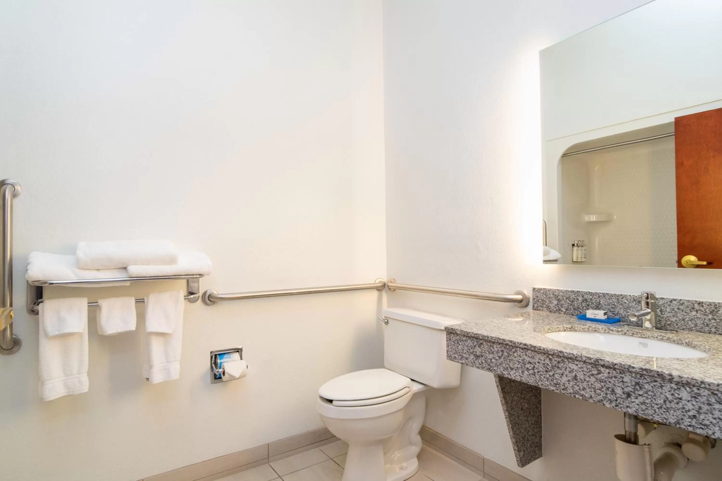 Standard King Room with Mobility Accessible Tub in Holiday Inn Express Hotel & Suites Bedford by IHG