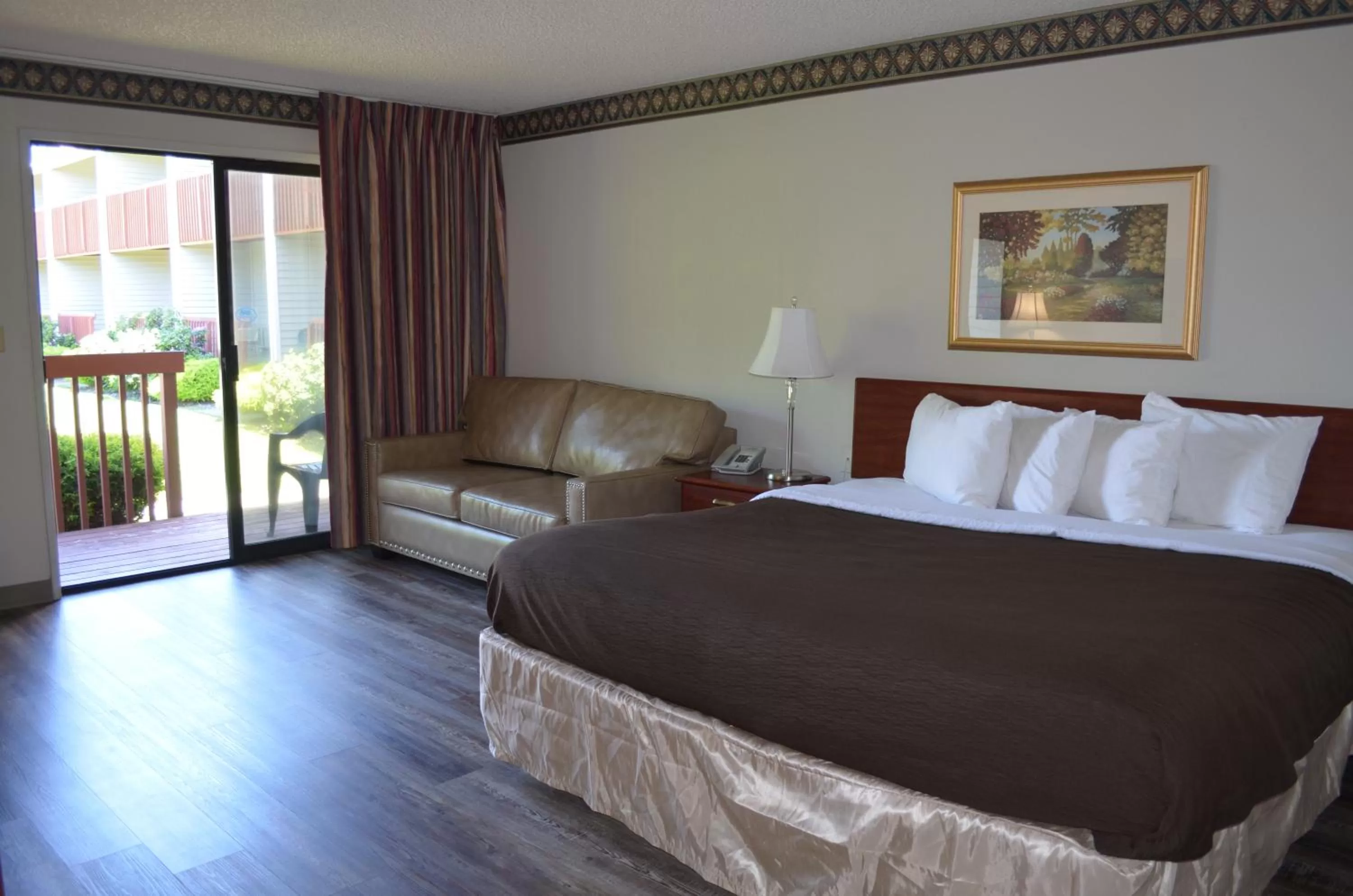 King Room with Pool View in Shilo Inns Suites The Dalles
