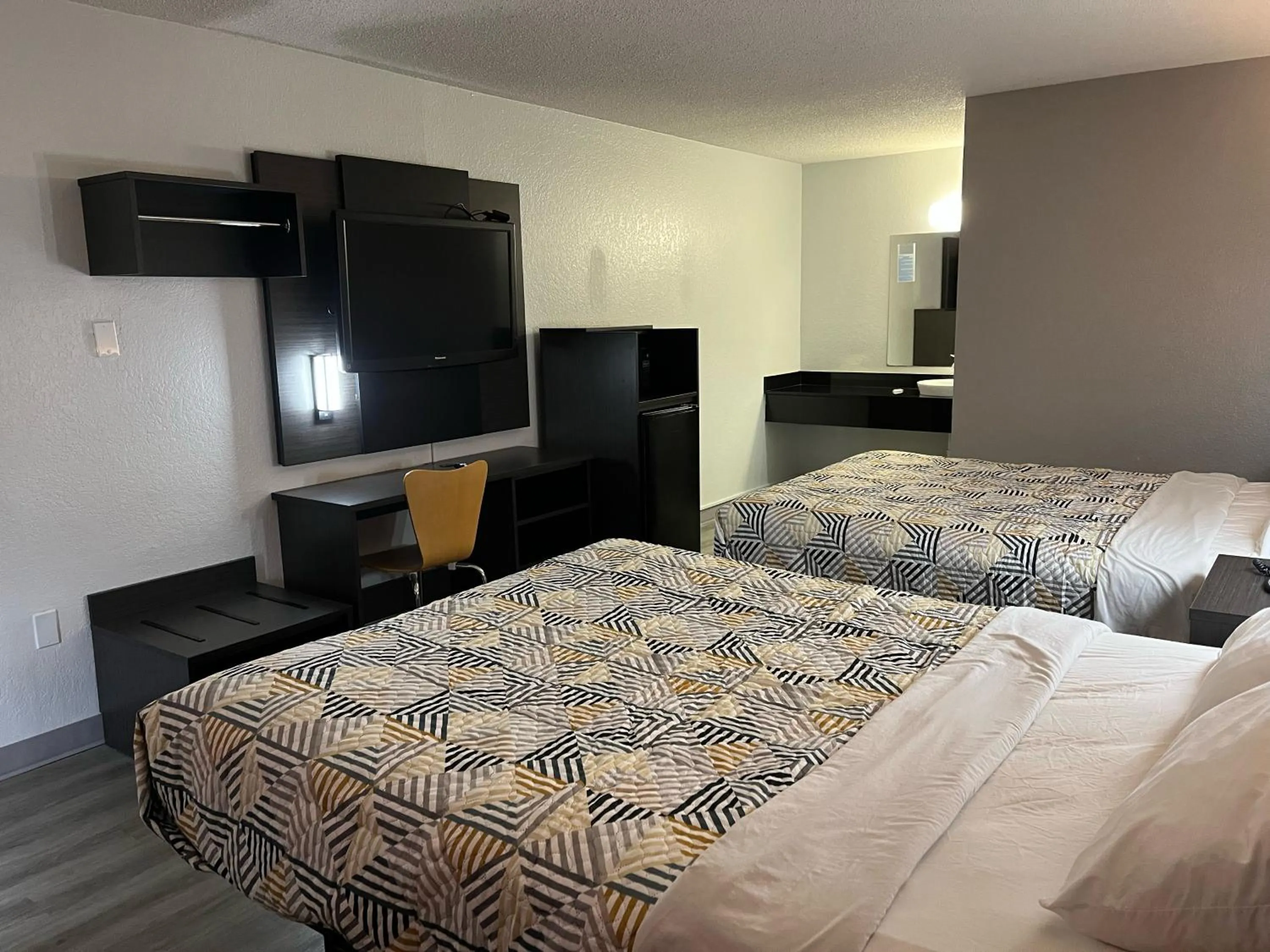 Deluxe Queen Room with Two Queen Beds - Non-Smoking in Motel 6 Baton Rouge Southeast