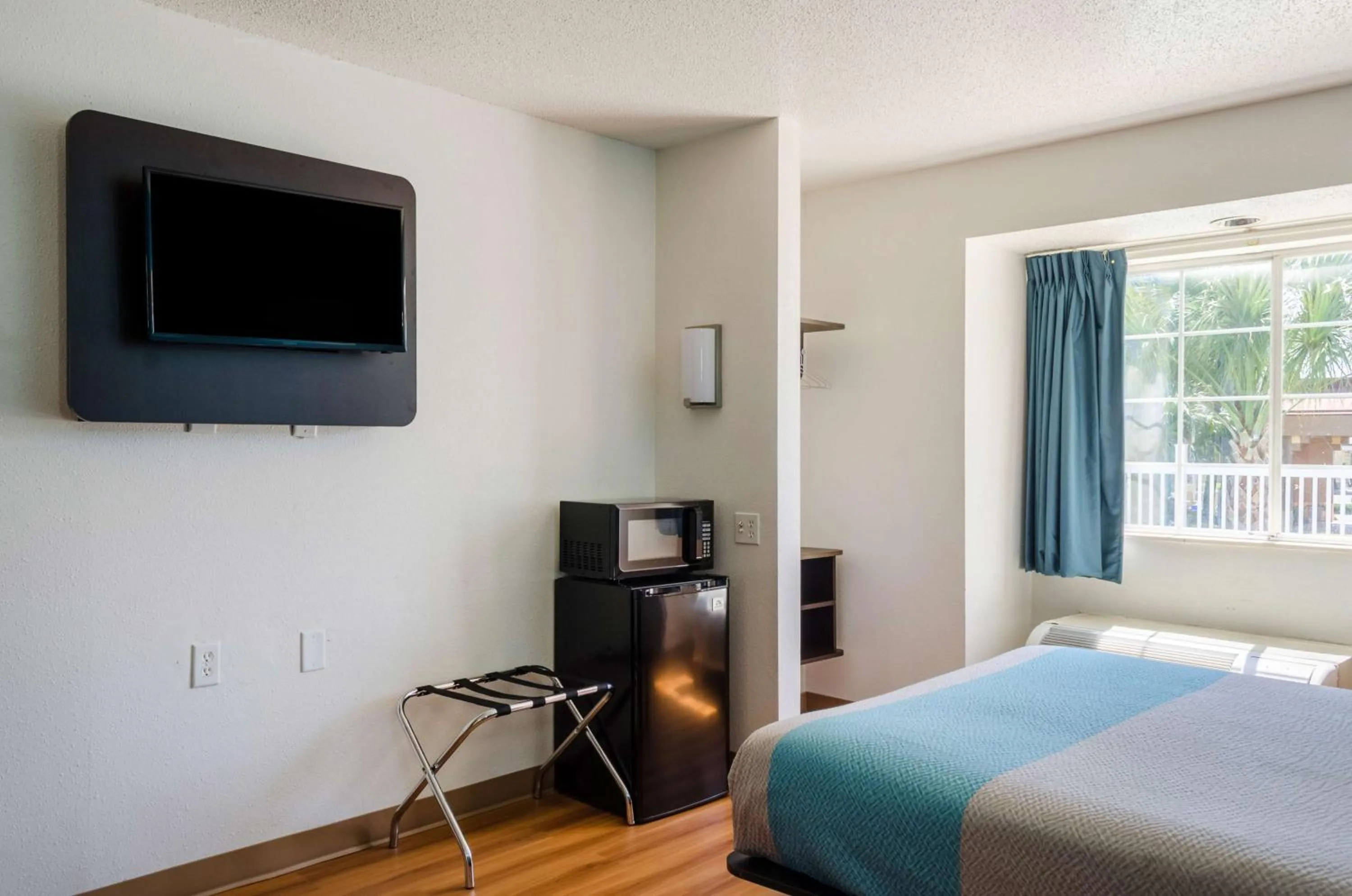 King Room with Roll-in Shower - single occupancy - Disability Access - Non-Smoking in Motel 6-Mobile, AL