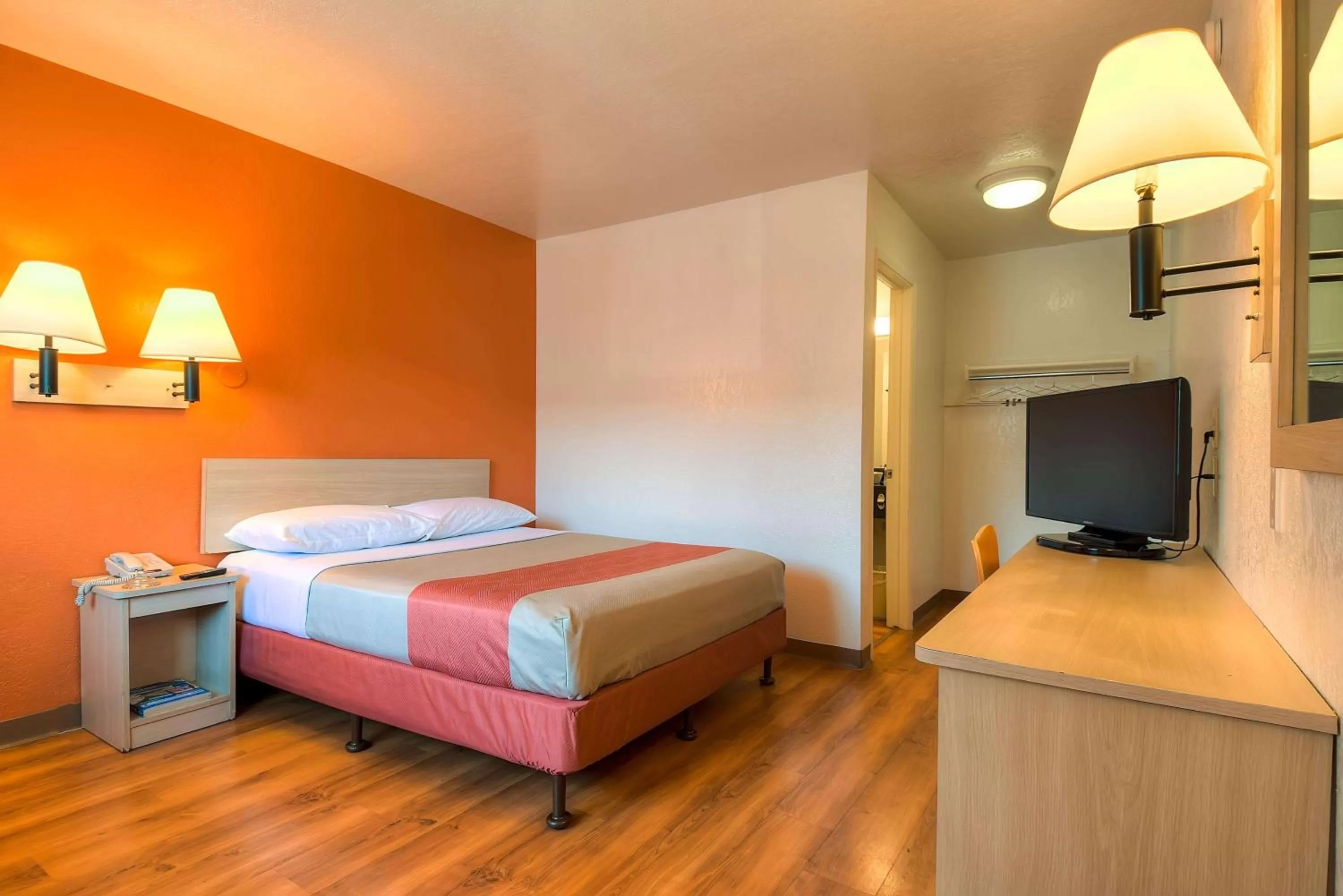 Deluxe Queen Room in Motel 6-Westminster, CA - South - Long Beach Area