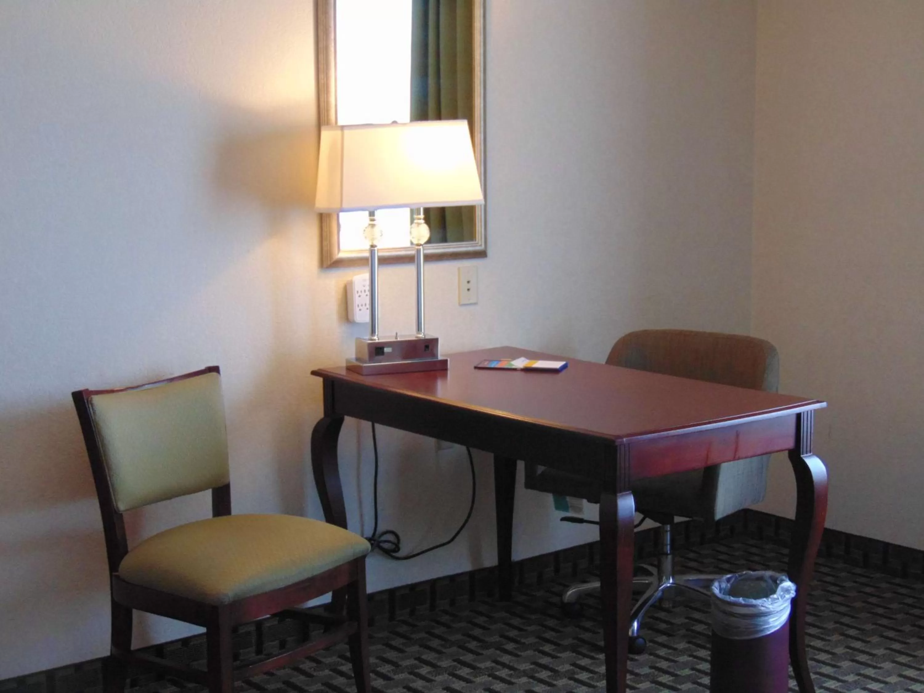 Deluxe King Room - Non-Smoking in Hampton Inn & Suites Cleveland-Mentor