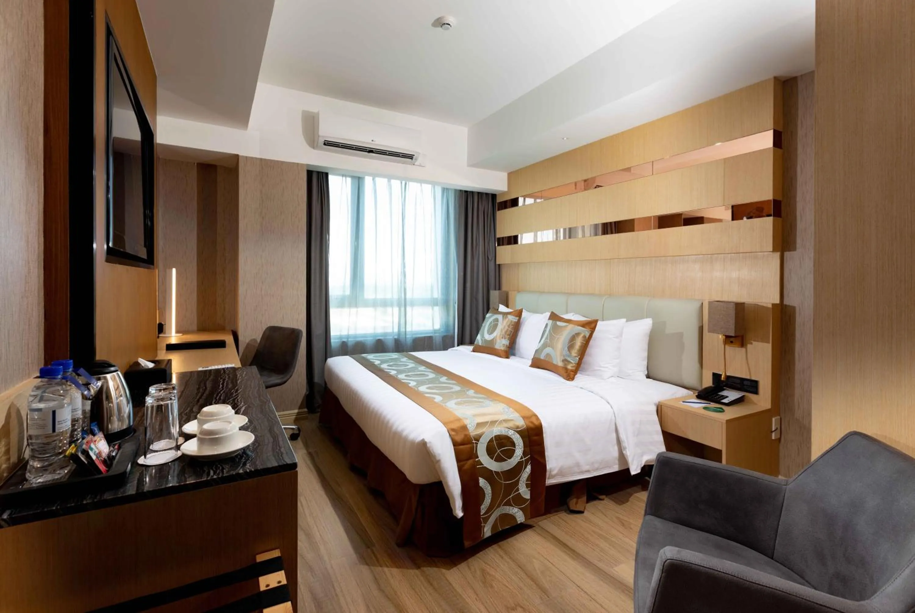 Superior King Suite with Bath Tub in Best Western Plus Metro Clark