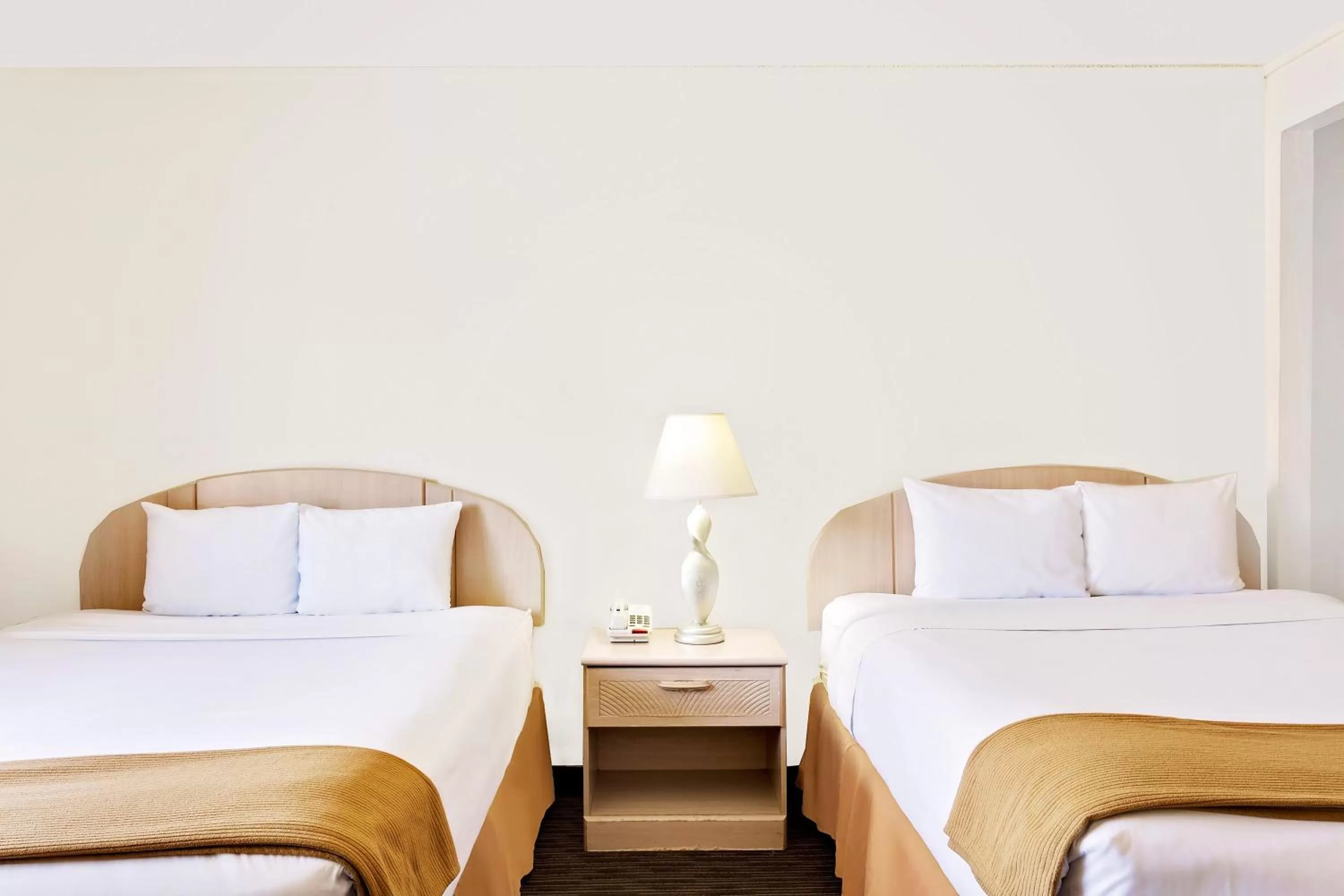 Deluxe Queen Room with Two Queen Beds - Disability Access - Non-Smoking in Knights Inn Page