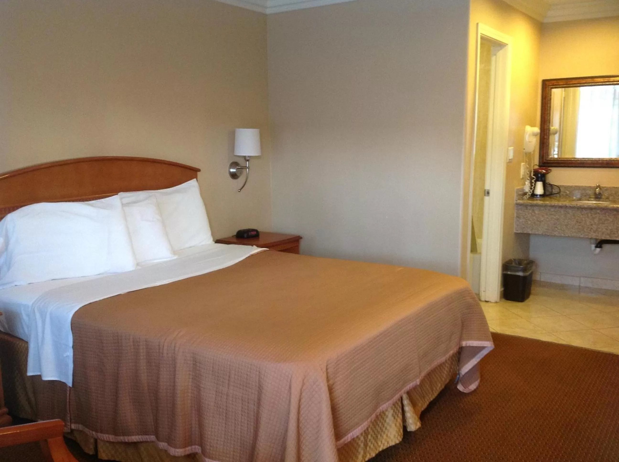 King Room in Hyland Inn Van Nuys