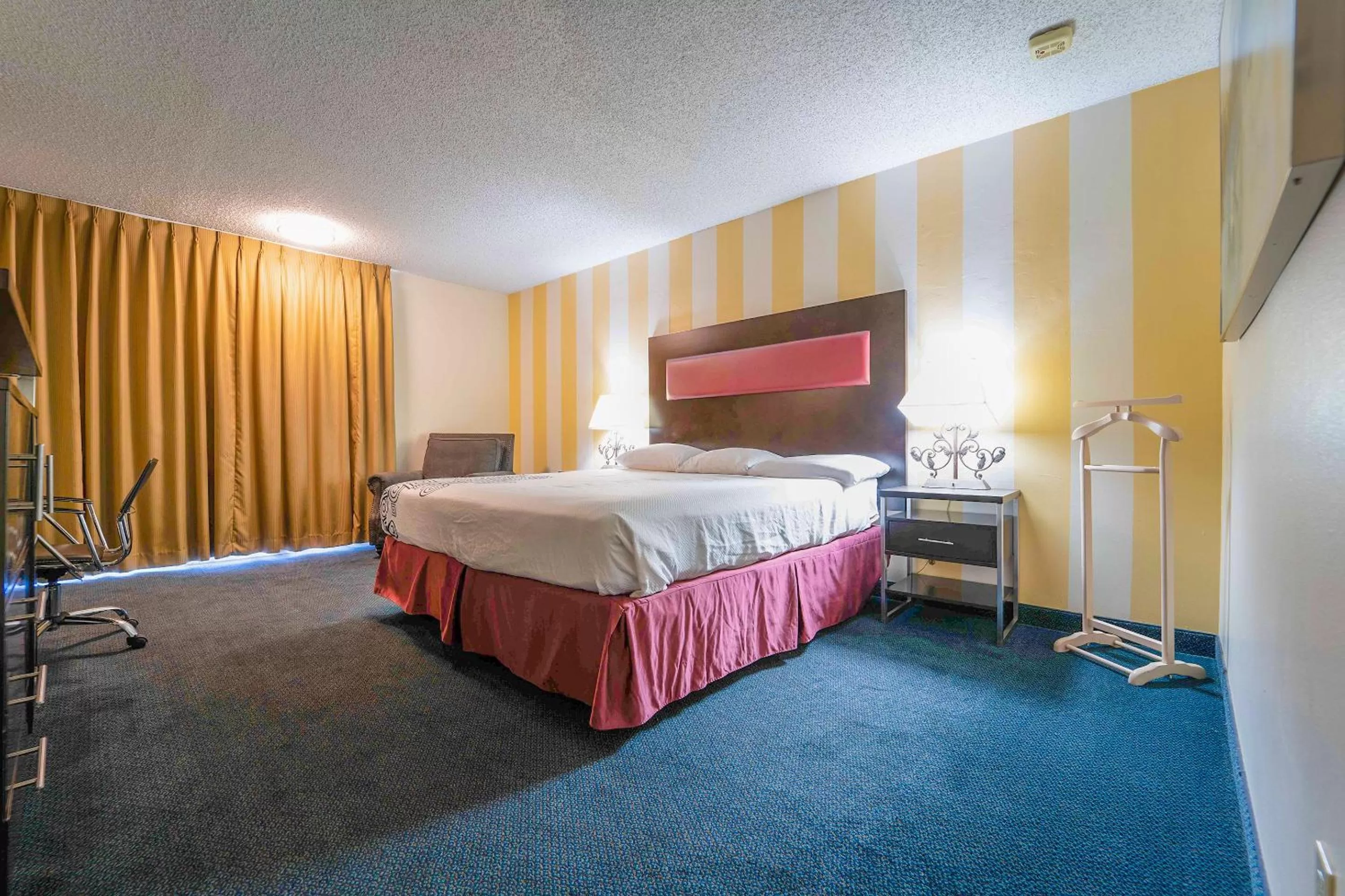 Deluxe Suite King Bed - Pool View	 in Royal Plaza Inn