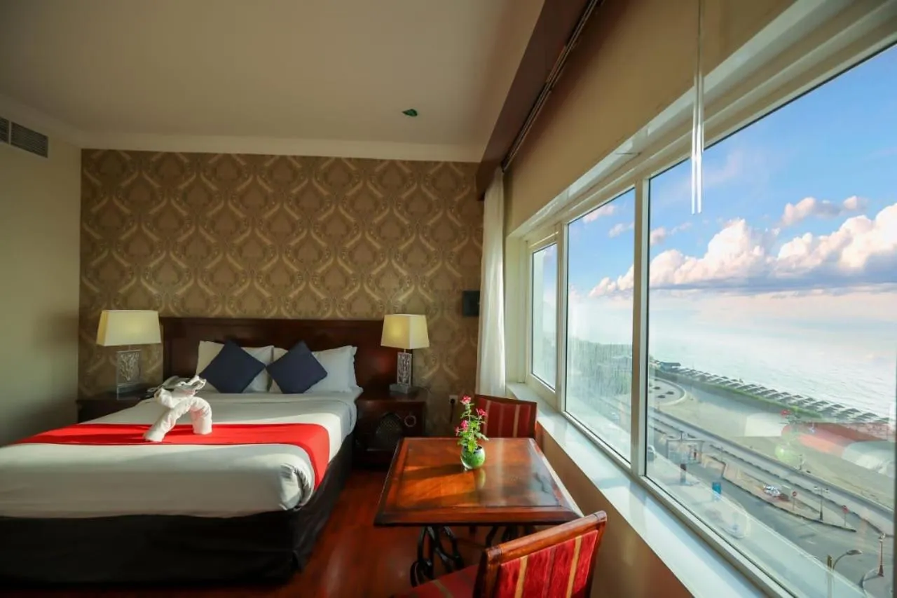 	 Executive Sea view Room with Living Room in Mermaid Beach Hotel LLC