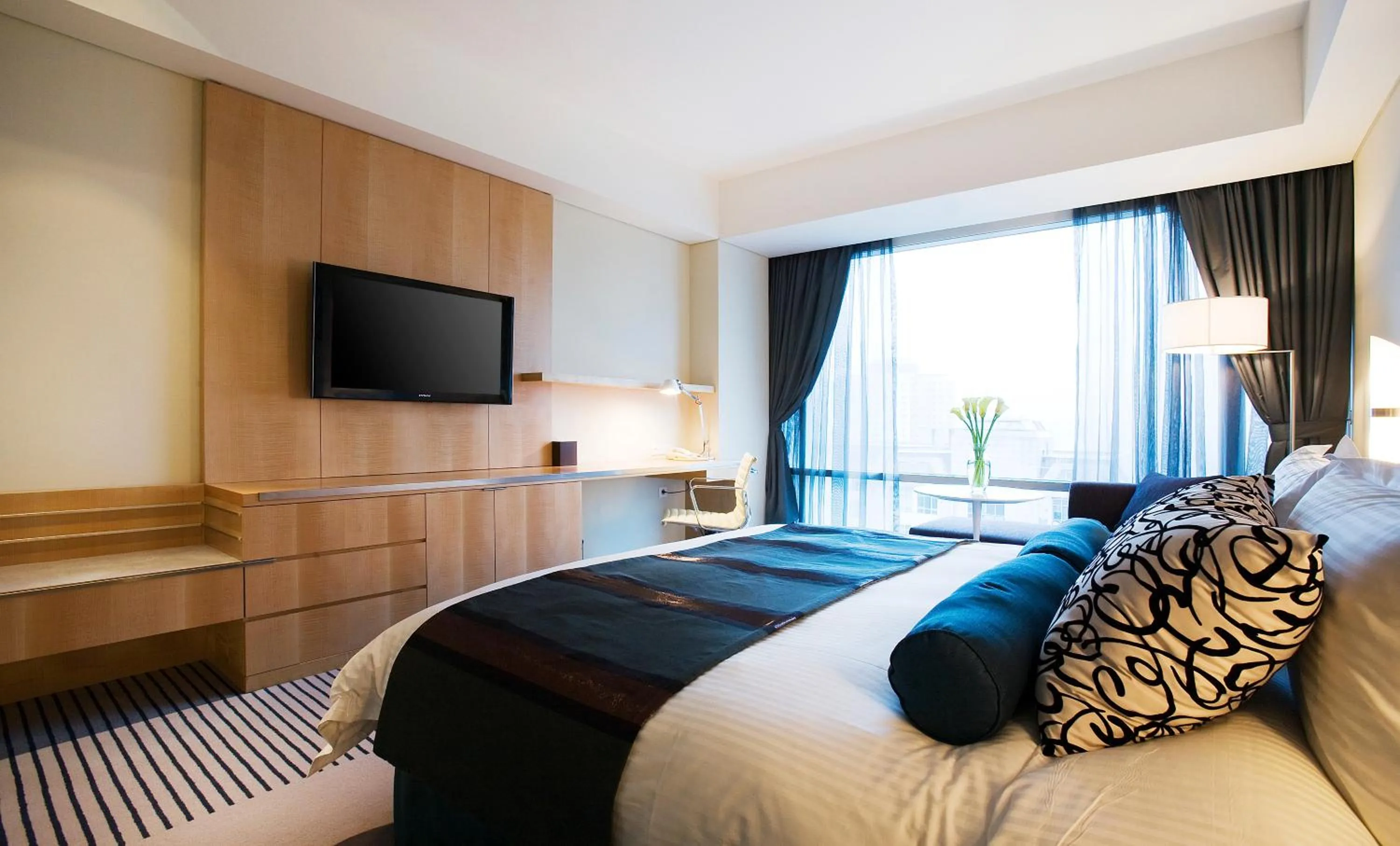 Deluxe King Room in Ramada Plaza by Wyndham Suwon