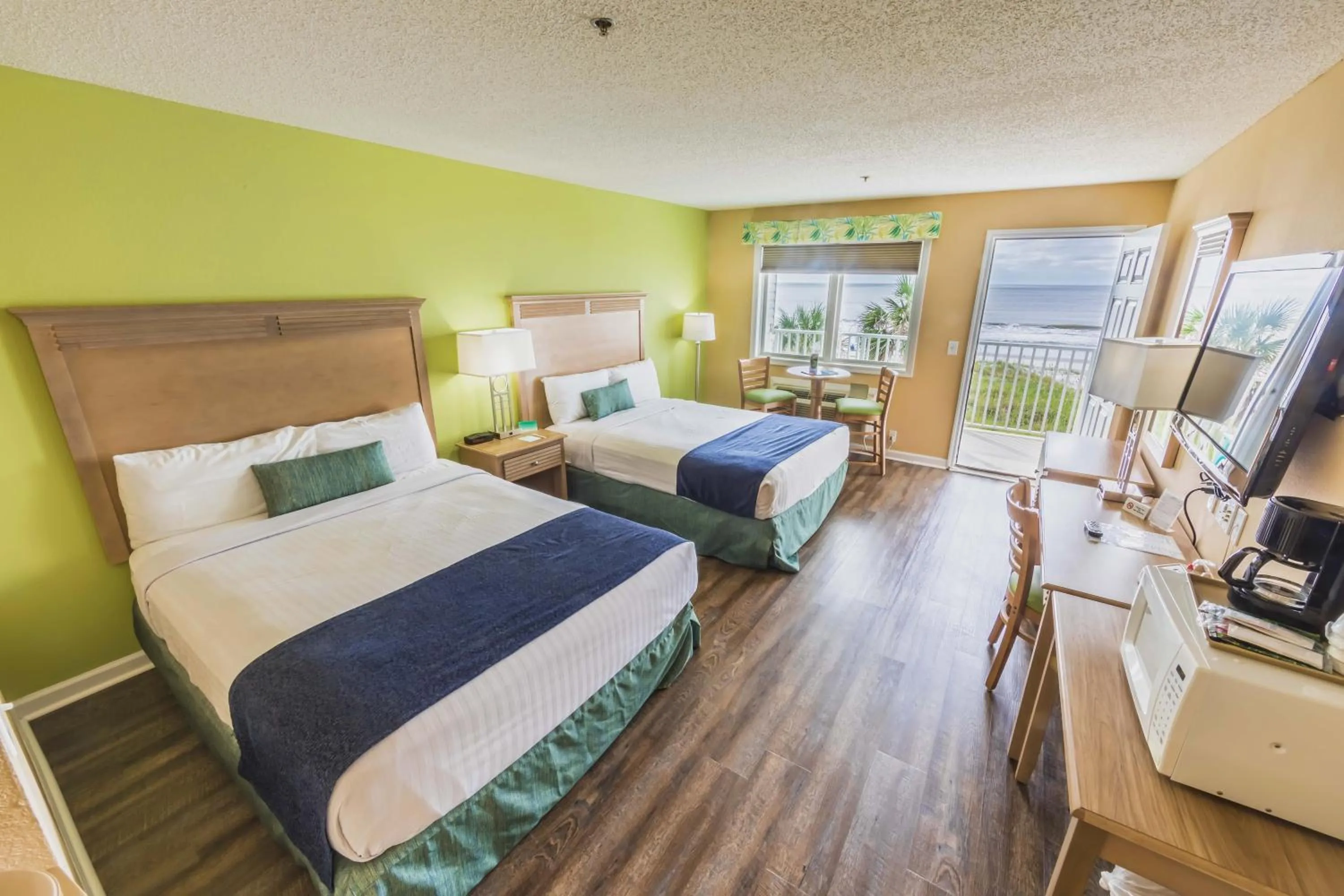 Queen Room with Ocean View in The Islander Inn