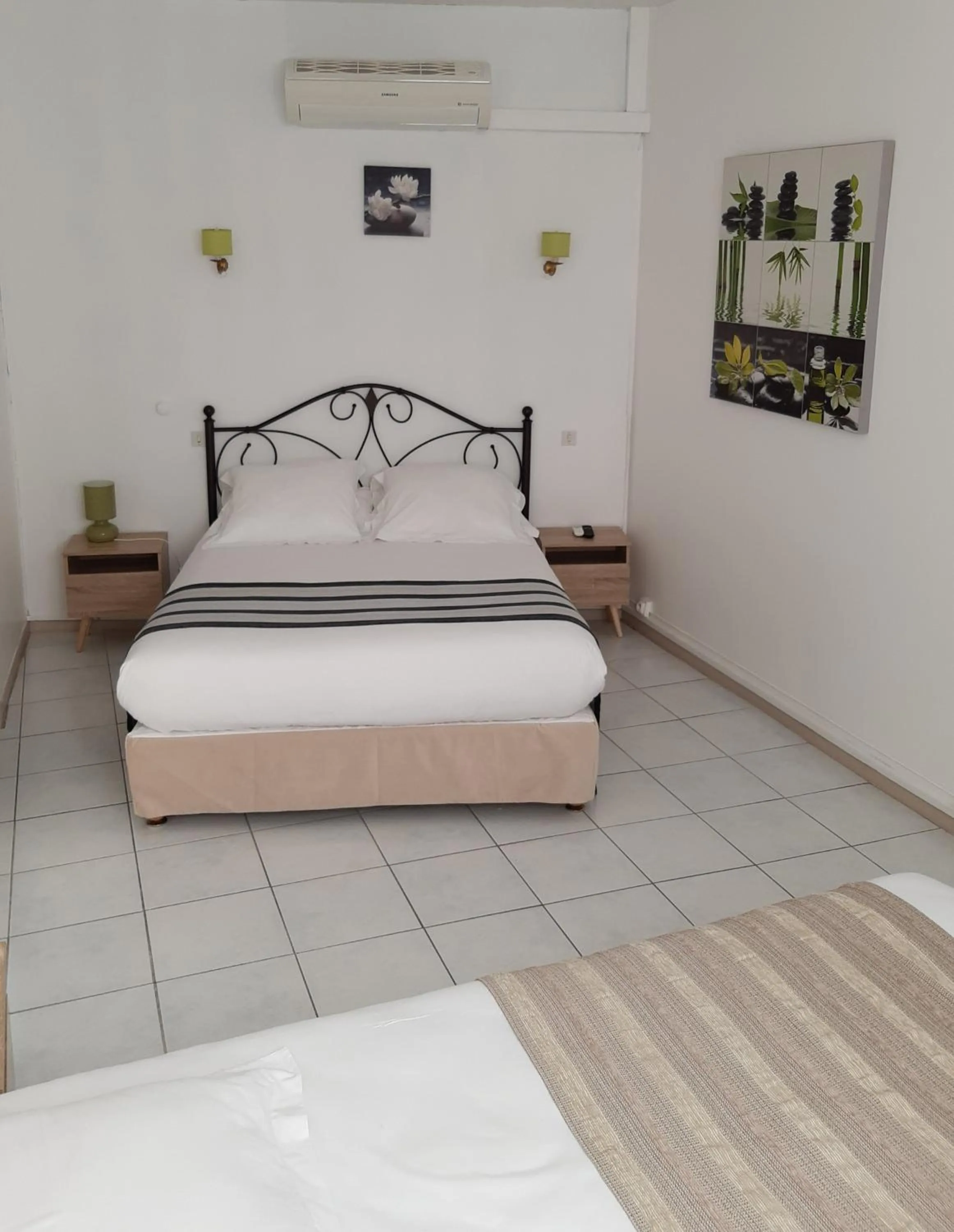 Large Double Room in Logis Hôtel Restaurant Résidence