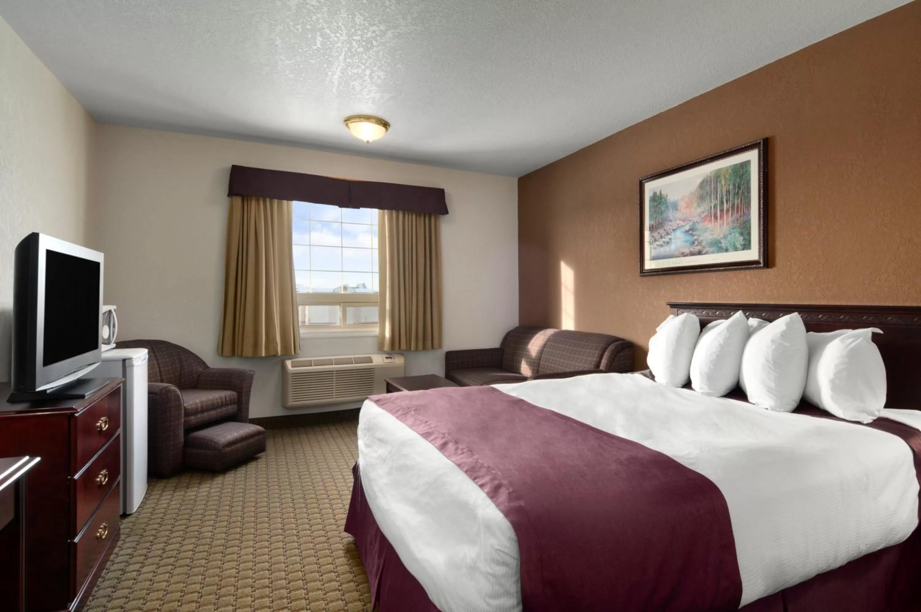 Queen Room - Mobility Access/Non-Smoking in Ramada by Wyndham Red Deer Hotel & Suites