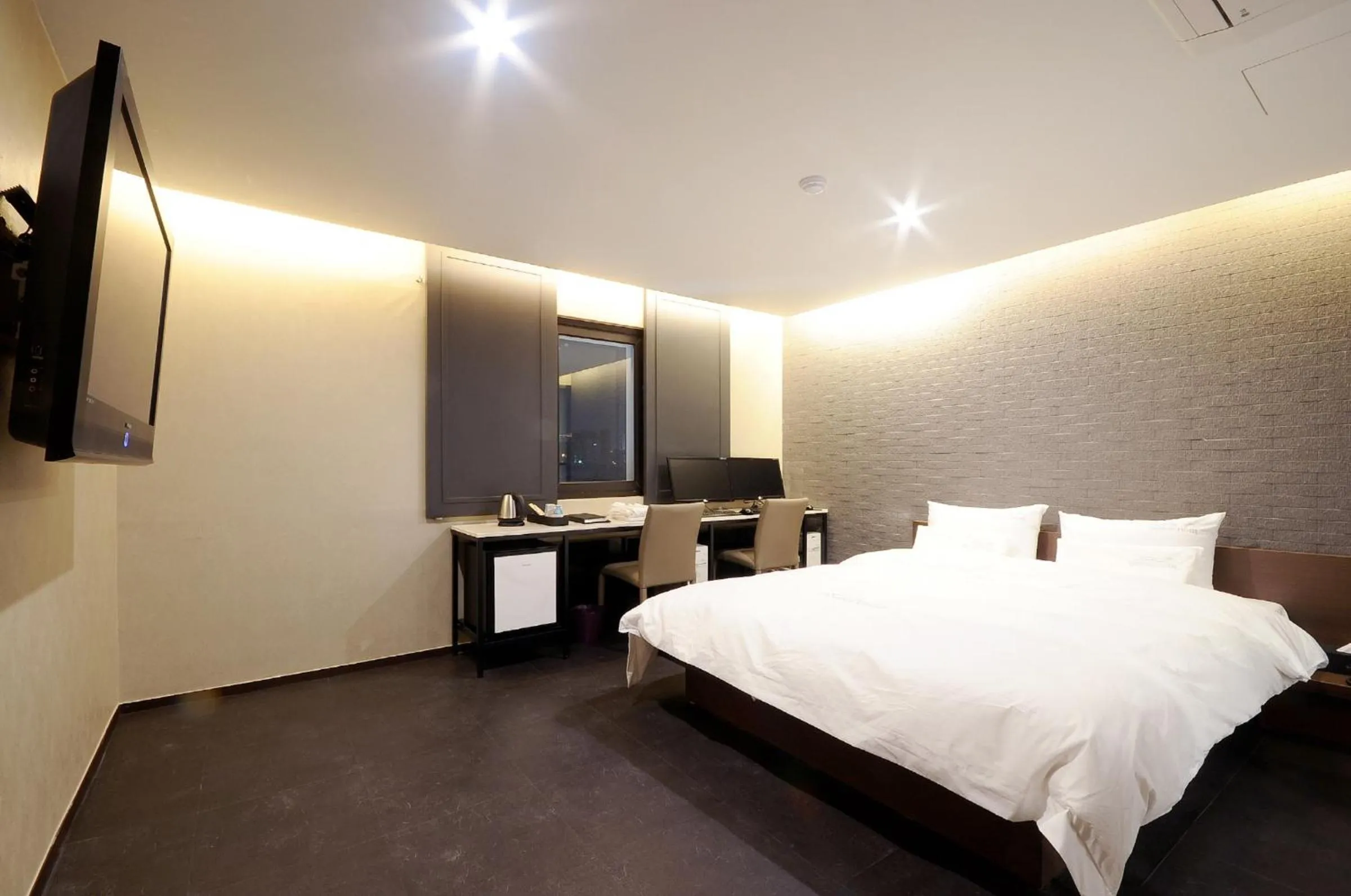 No Parking - Deluxe Double Room in Queens Hotel Seomyeon Busan