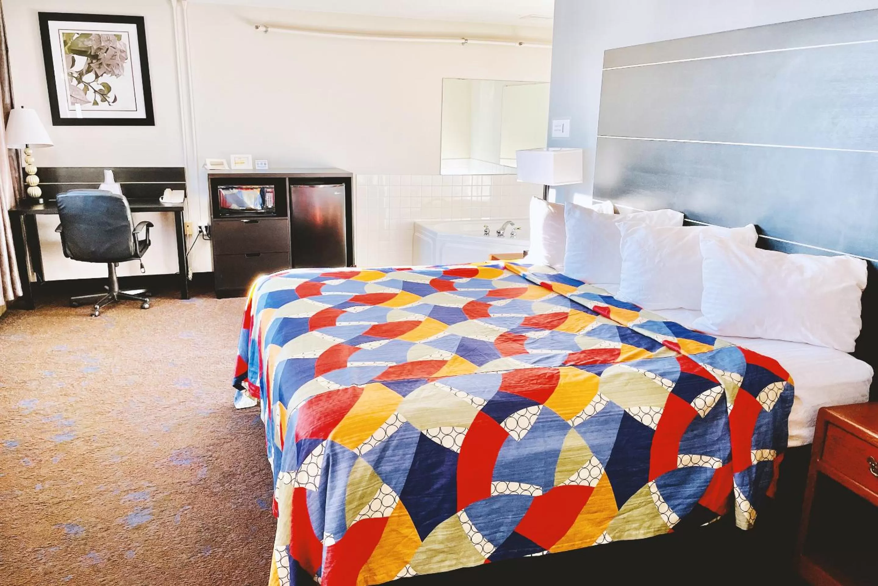 King Suite with Spa Bath Non-Smoking in Coratel Inn & Suites by Jasper Northfield