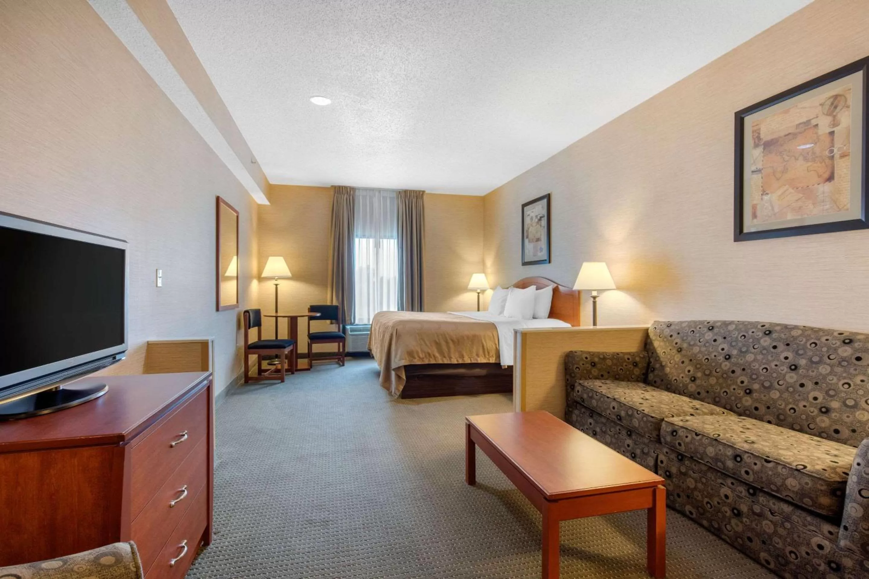 King Suite with Sofa-Bed - Non-Smoking in Quality Inn & Suites Benton - Draffenville