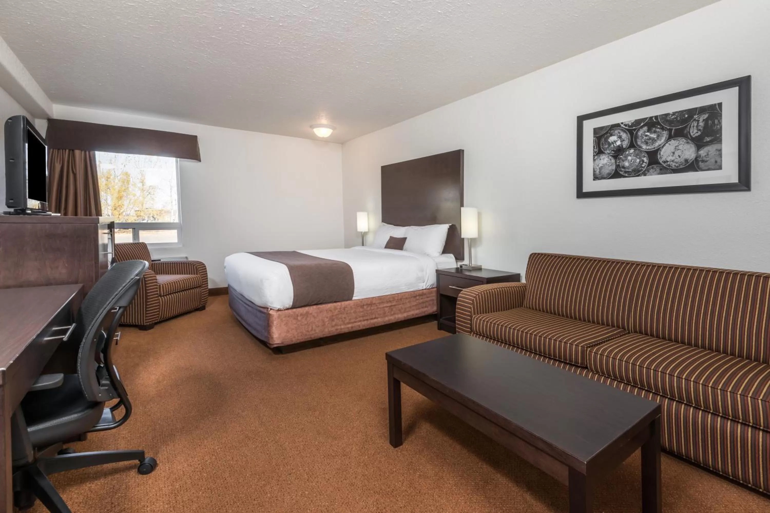 Queen Suite - Non-Smoking in Super 8 by Wyndham Vermilion AB
