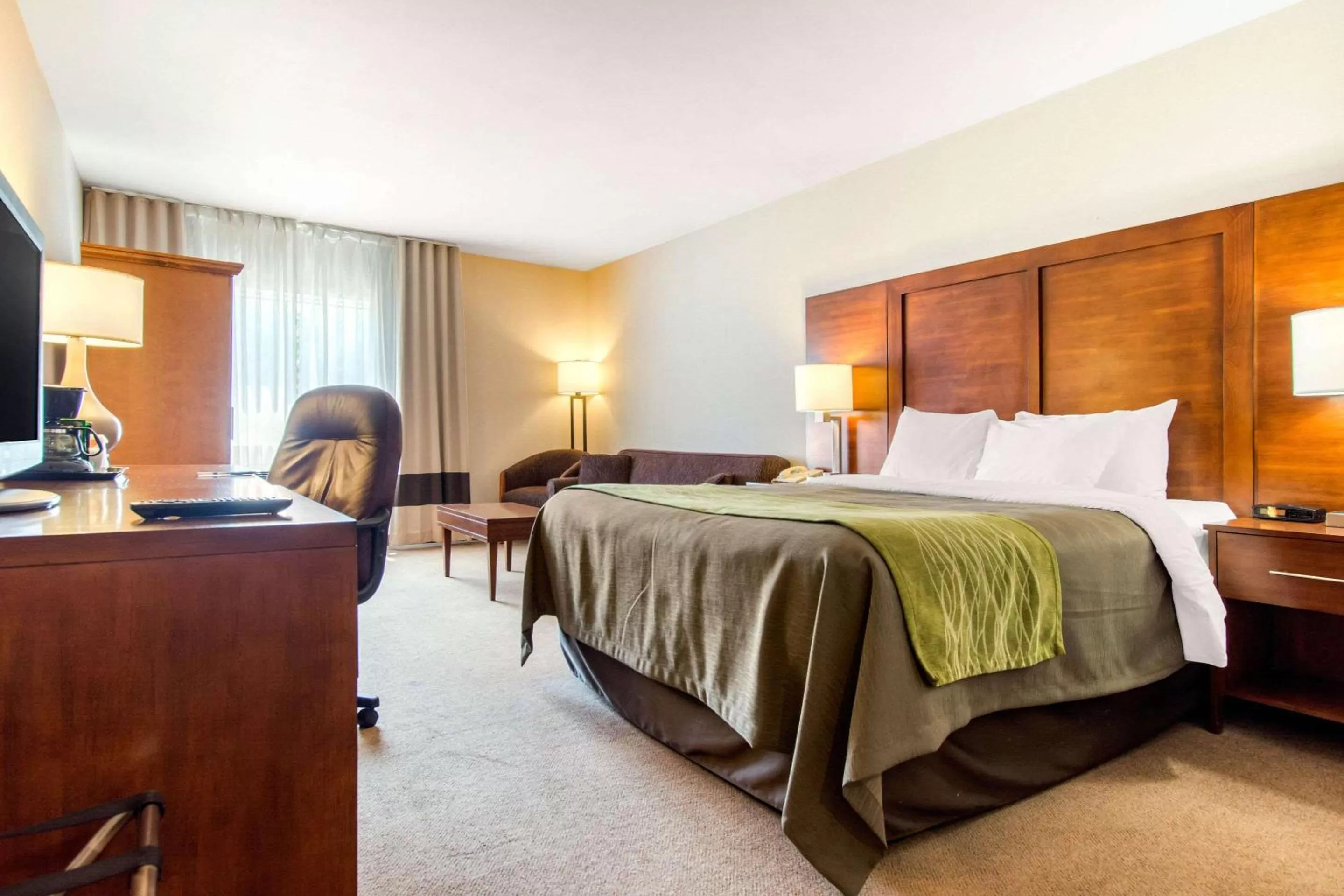 Queen Room - Non-Smoking in Comfort Inn & Suites Shawinigan
