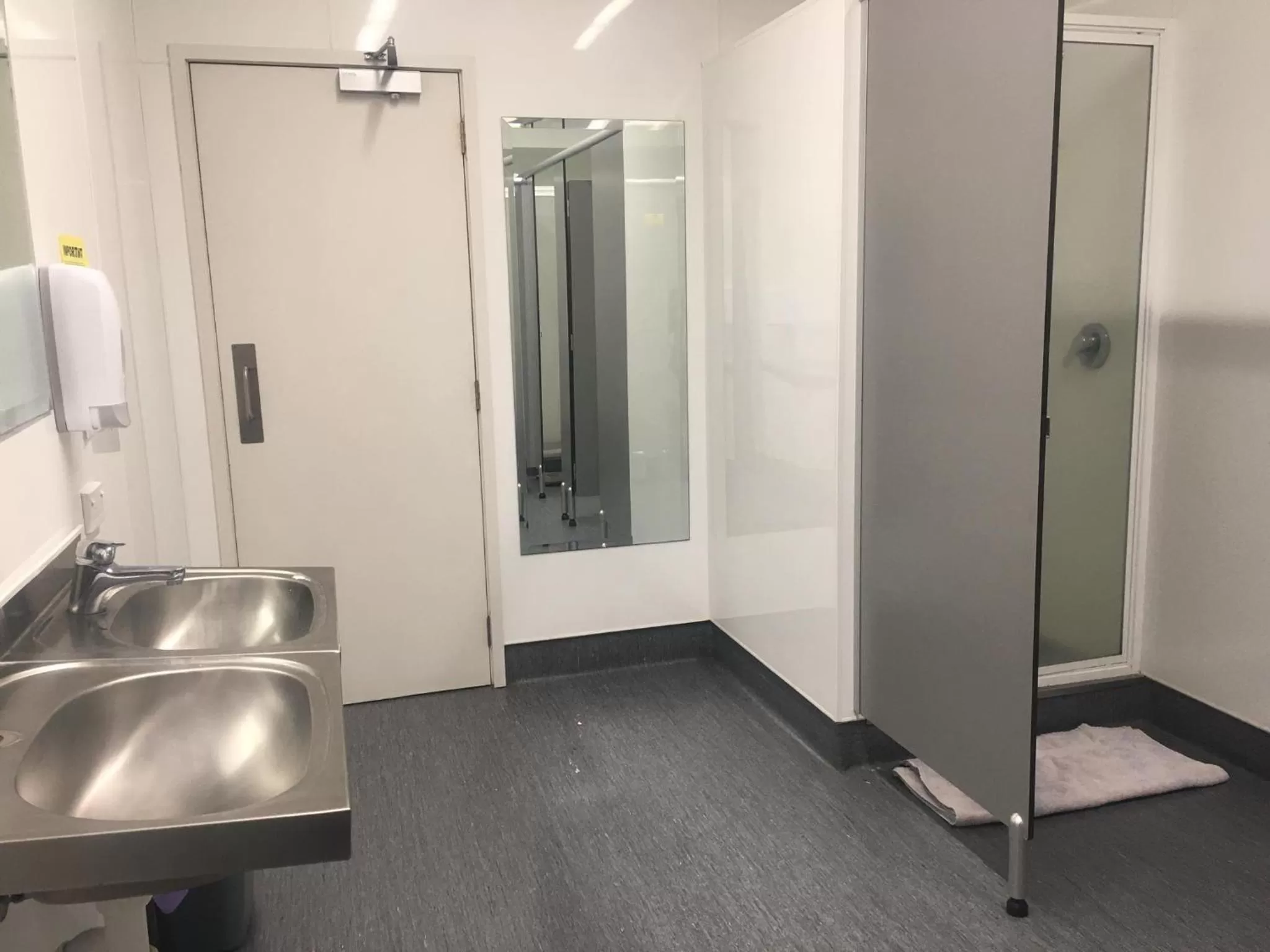 Twin Room in Surf 'N' Snow Backpackers Across Sky Tower