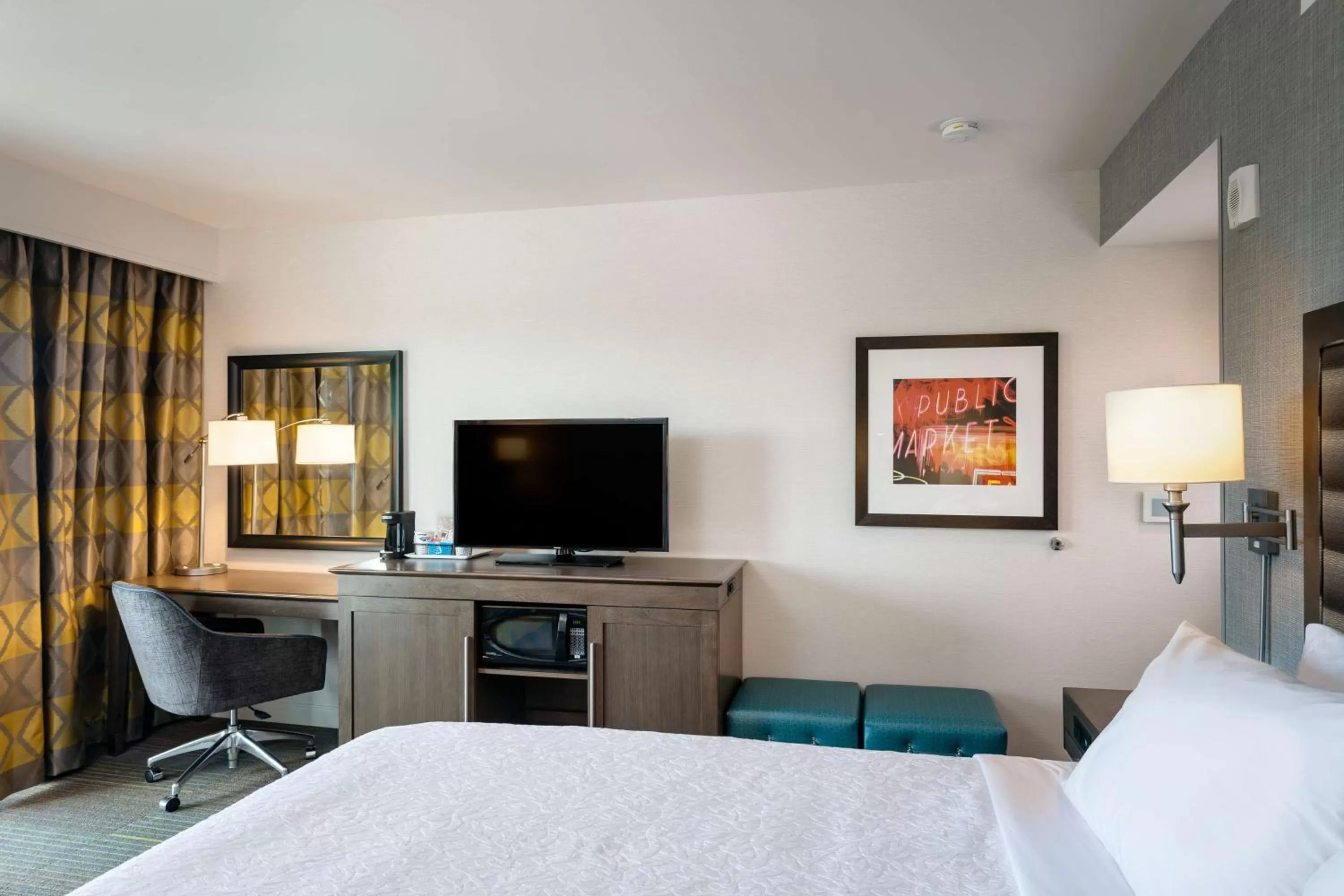 King Room with King Bed - Non-Smoking in Hampton Inn & Suites by Hilton Seattle/Northgate