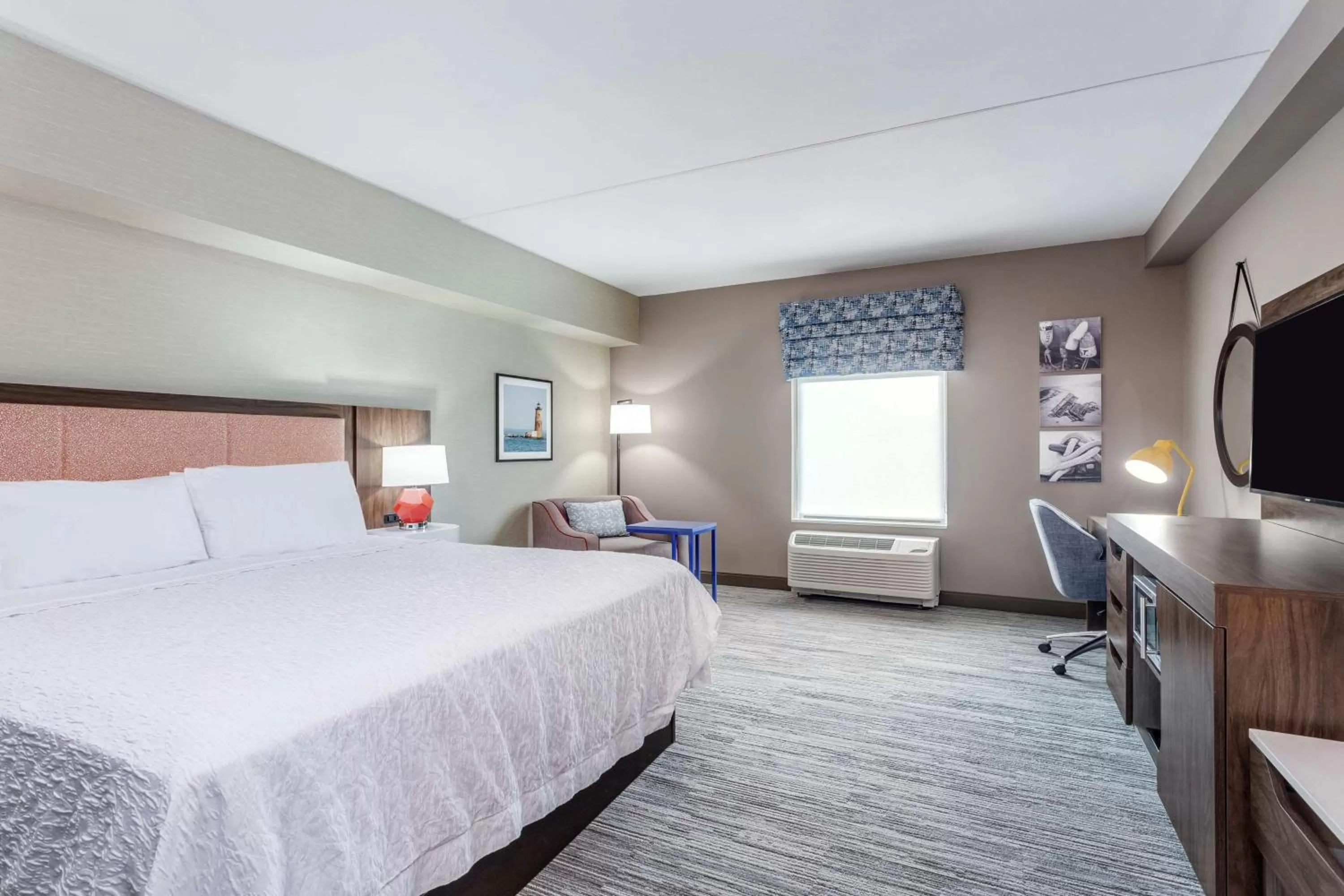King Room in Hampton Inn & Suites Kittery-Portsmouth
