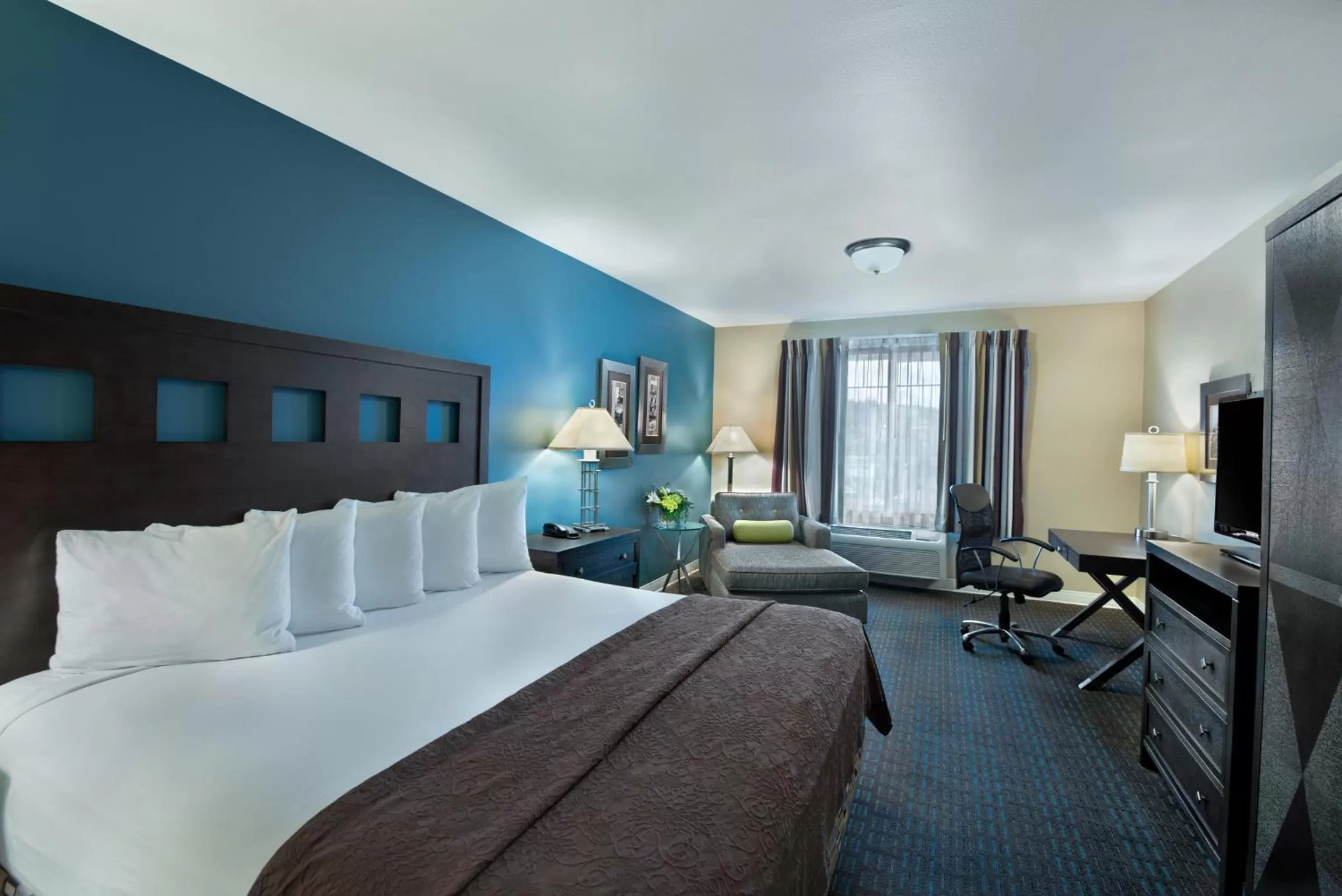 Bay View King Suite  in Oxford Suites Silverdale