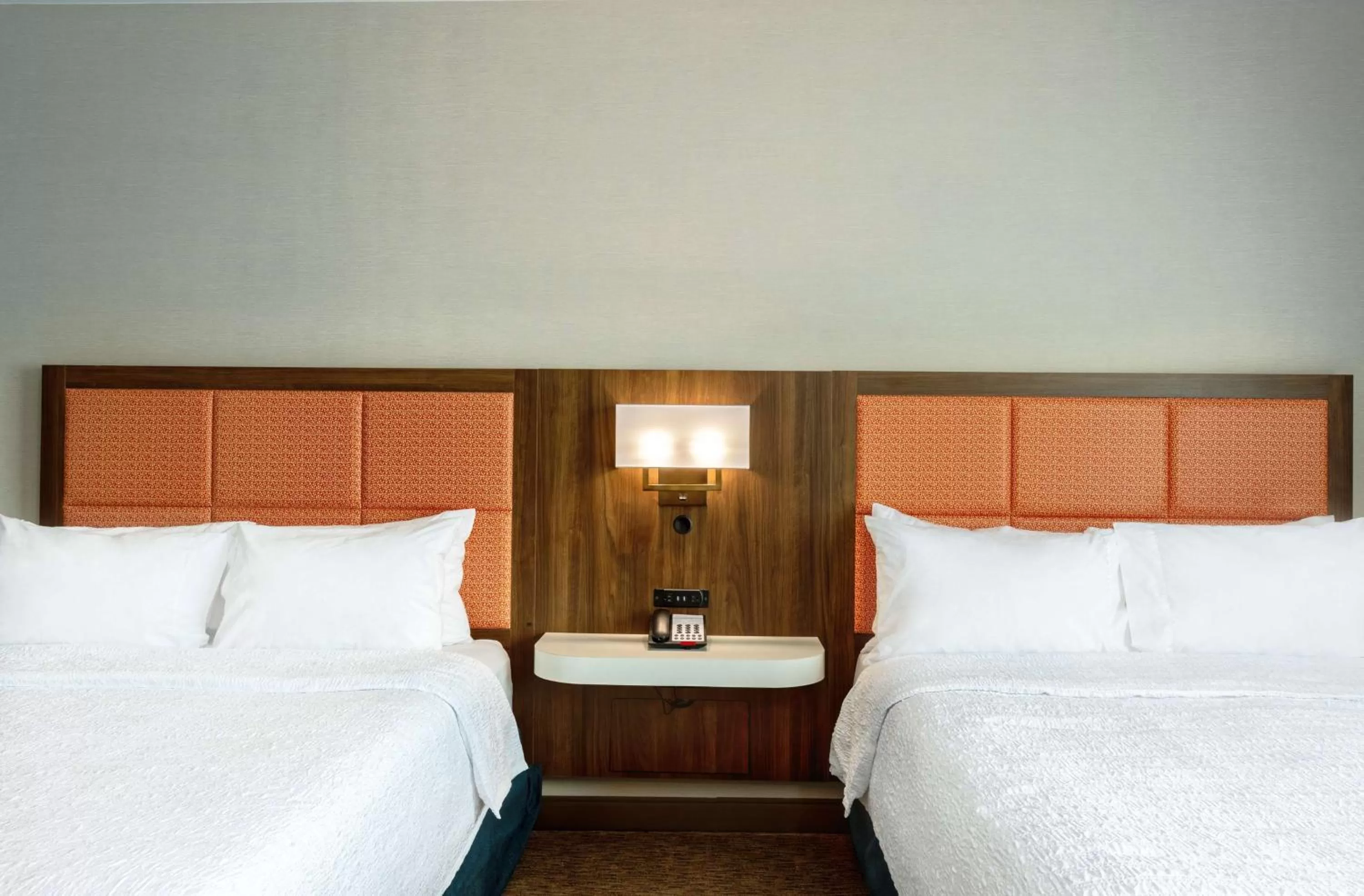 Queen Room with Two Queen Beds and Bath Tub - Mobility Access in Hampton Inn Marianna I-10