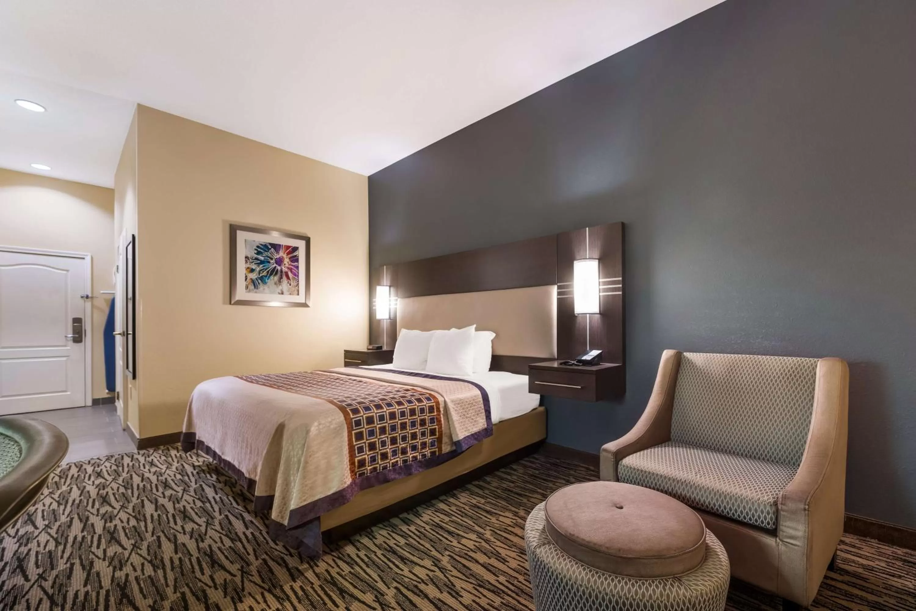 King Room with Roll-In Shower - Mobility Access in Best Western Bradbury Inn & Suites