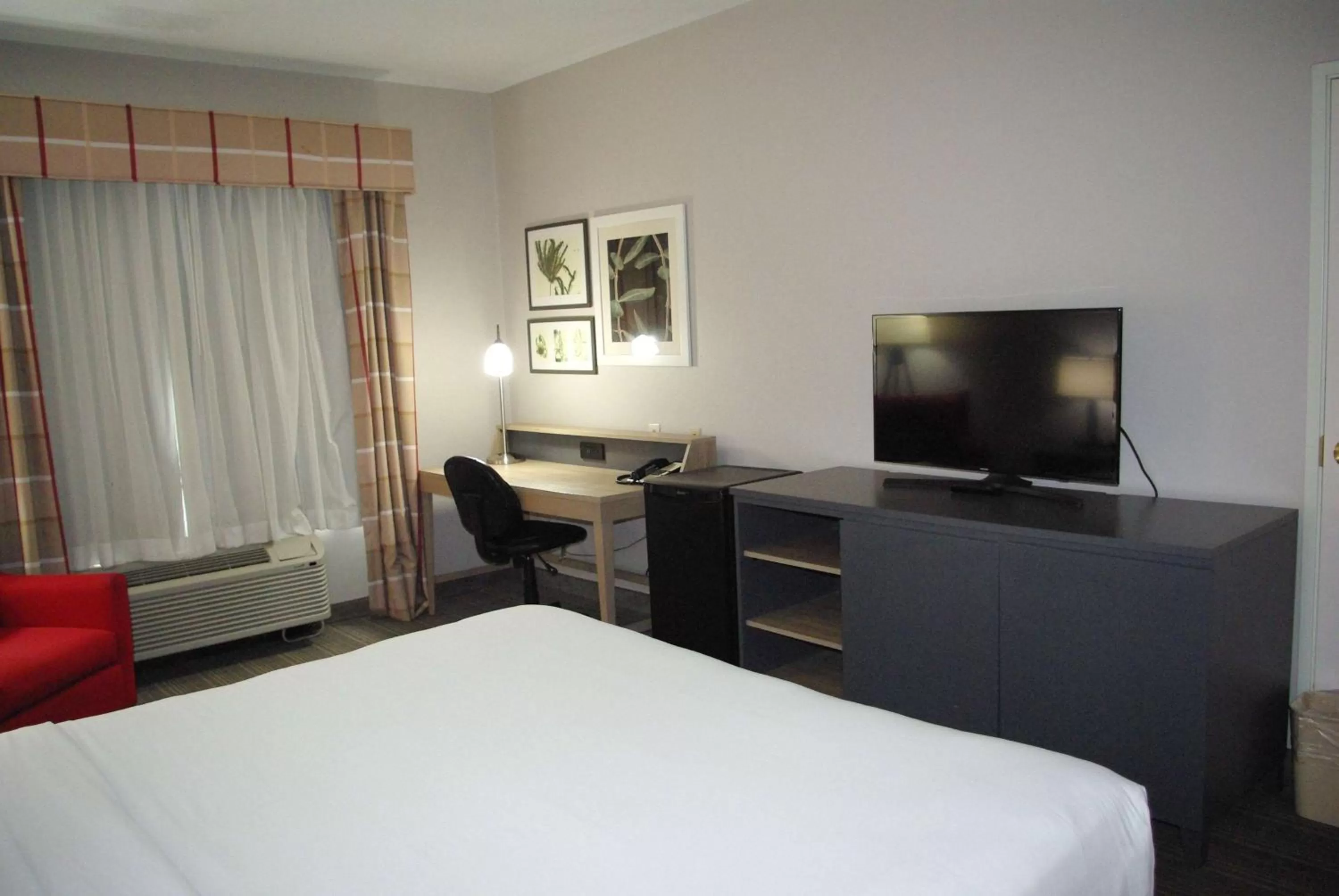 King Room - Non-Smoking in Wingate by Wyndham Matthews - Charlotte