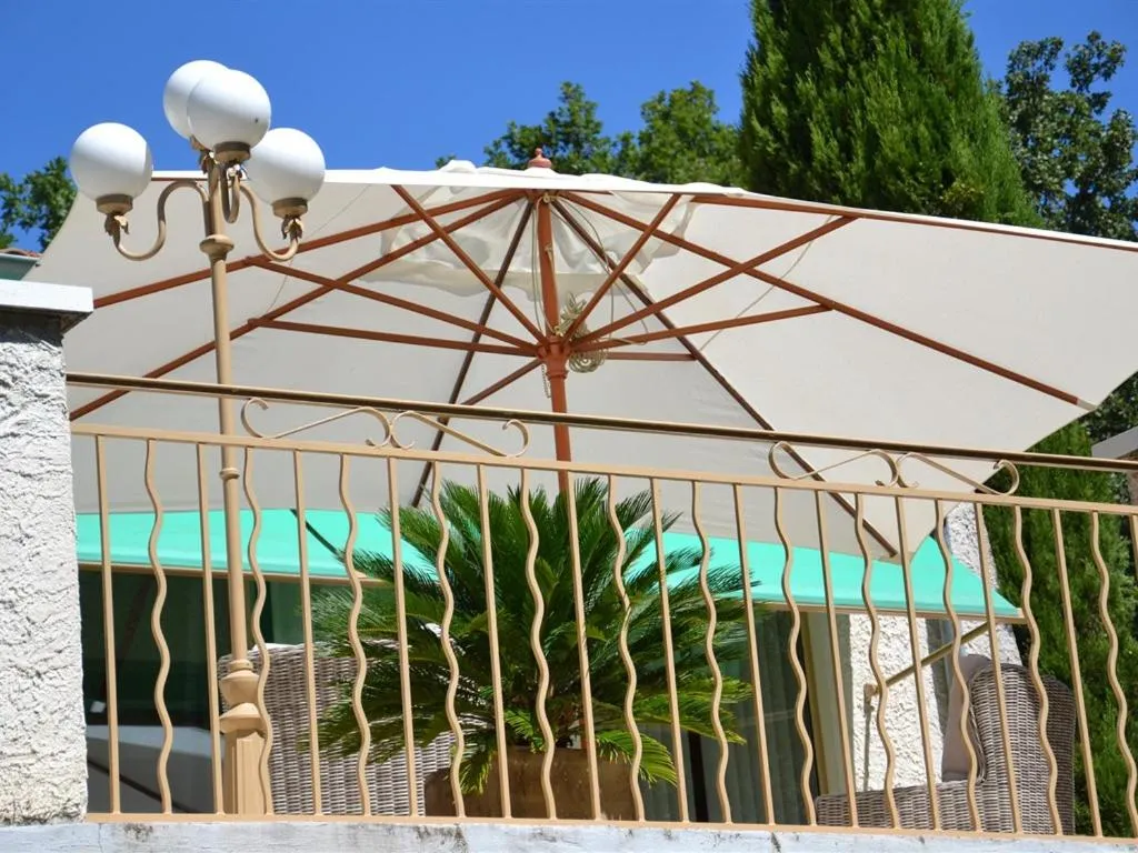 Property building in La Devinière