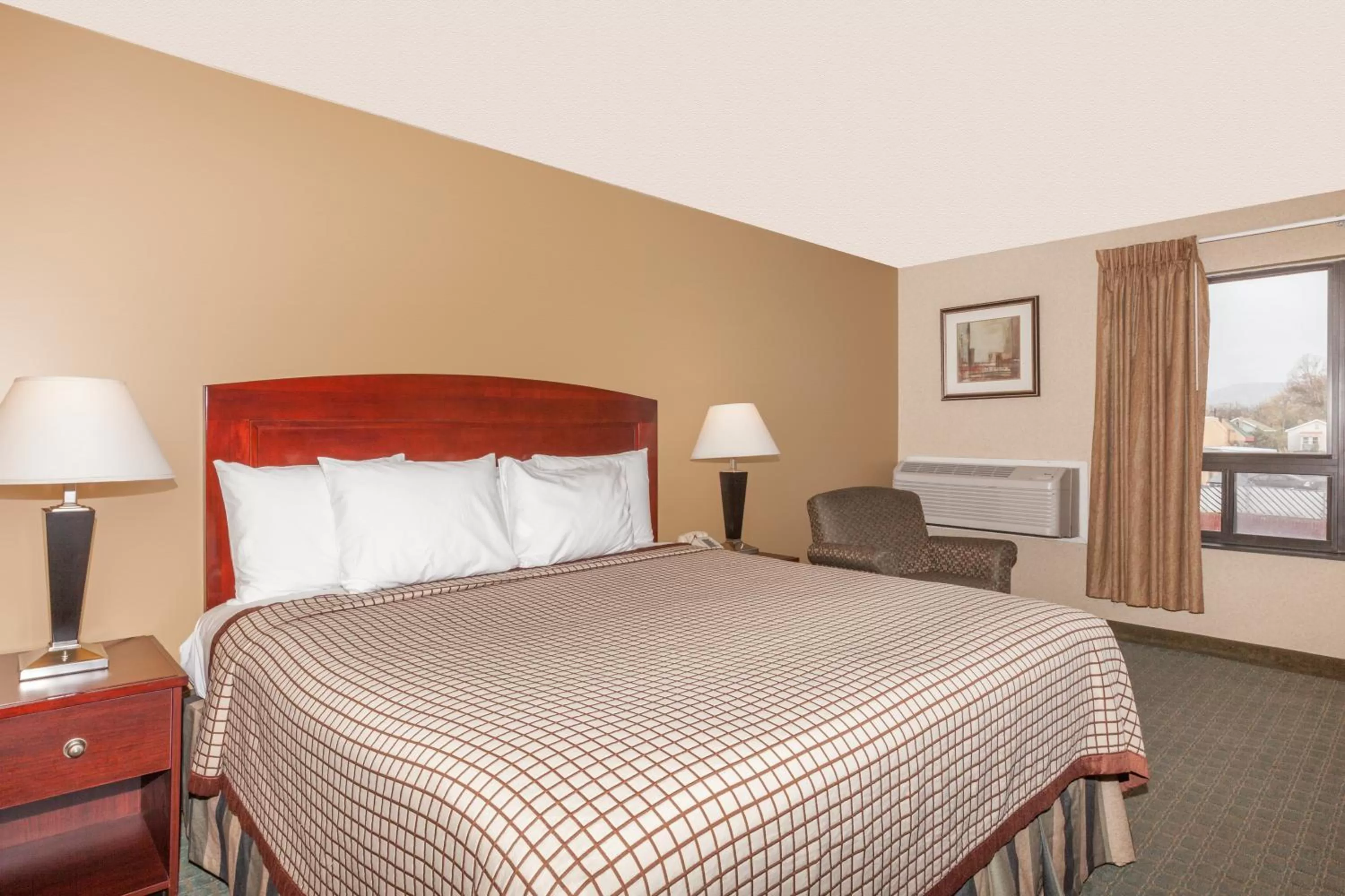 King Room with Roll-In Shower - Mobility/Hearing Accessible - Non-Smoking in Days Inn by Wyndham Utica