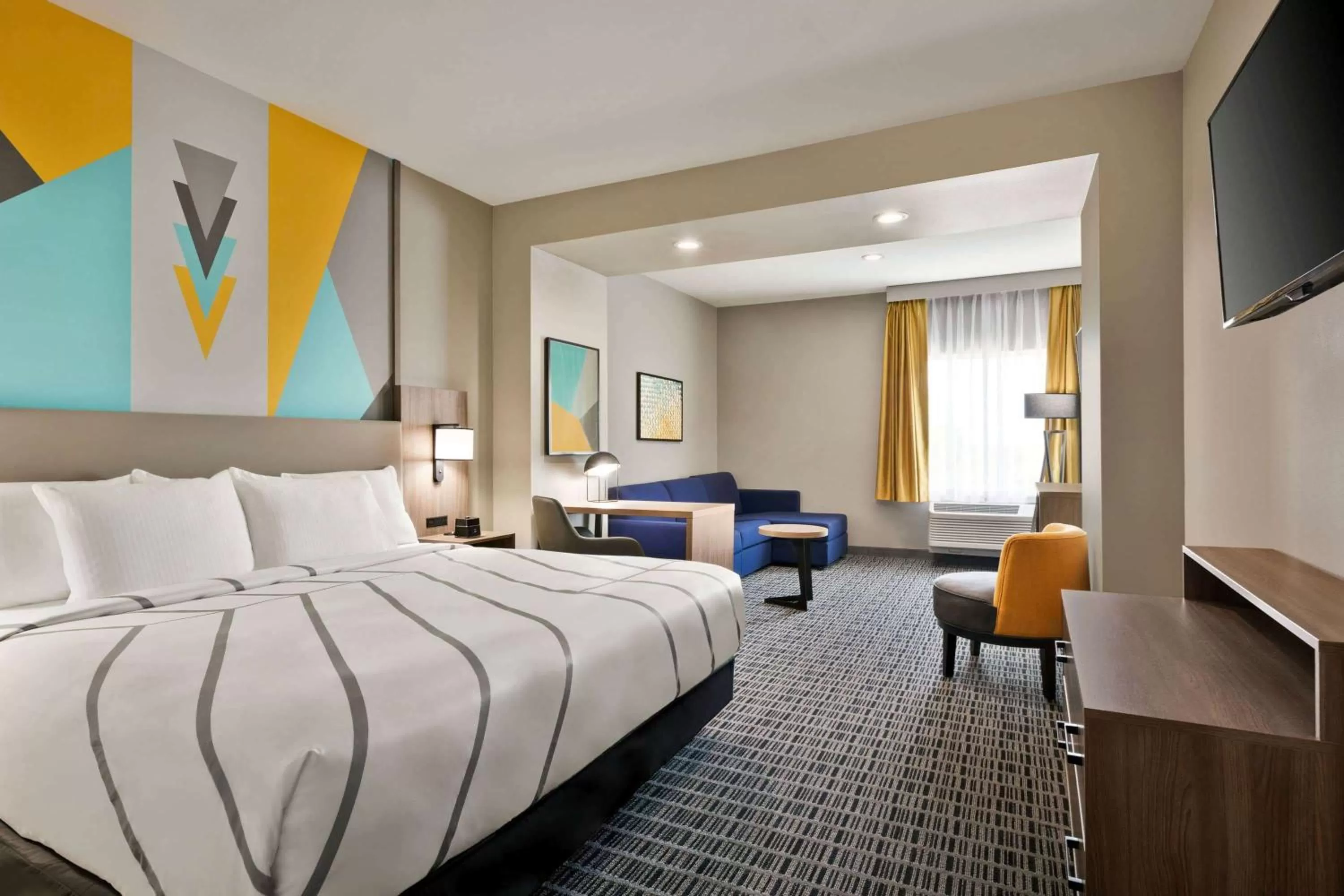 Executive King Room with Bath Tub - Mobility Accessible/Non-Smoking in La Quinta by Wyndham Richmond-Sugarland