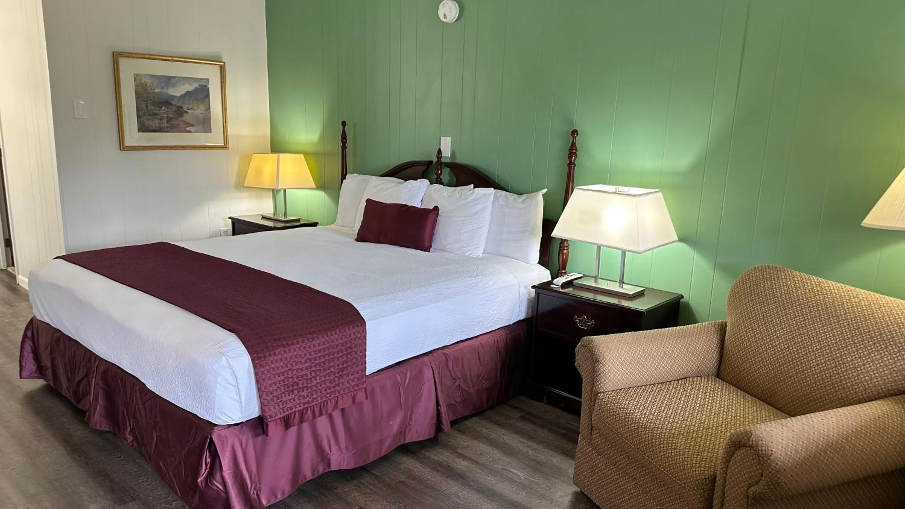 Deluxe King Room in Colonial Inn Franklin Under New Management