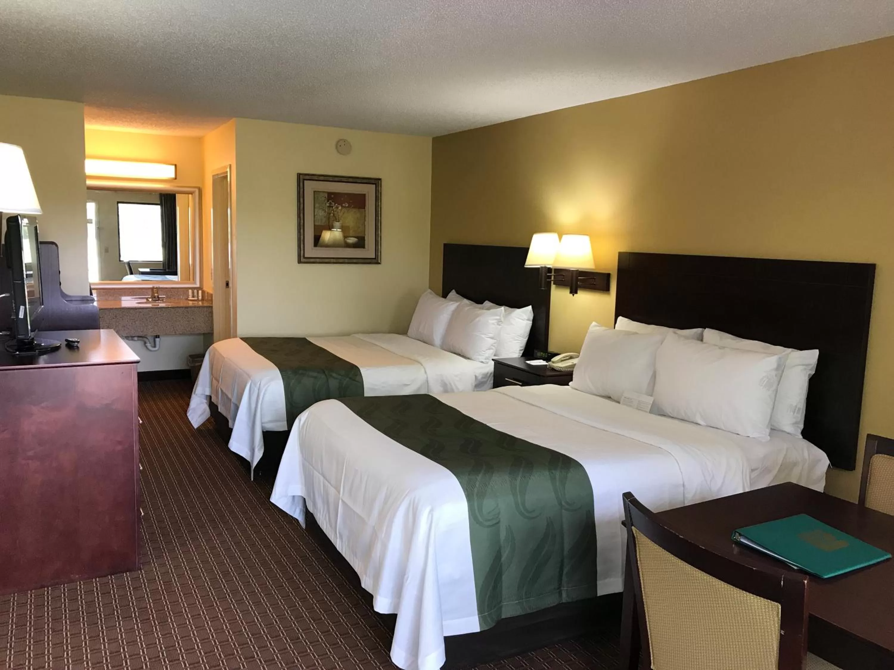 Queen Room with Two Queen Beds - Smoking in Quality Inn Franklin
