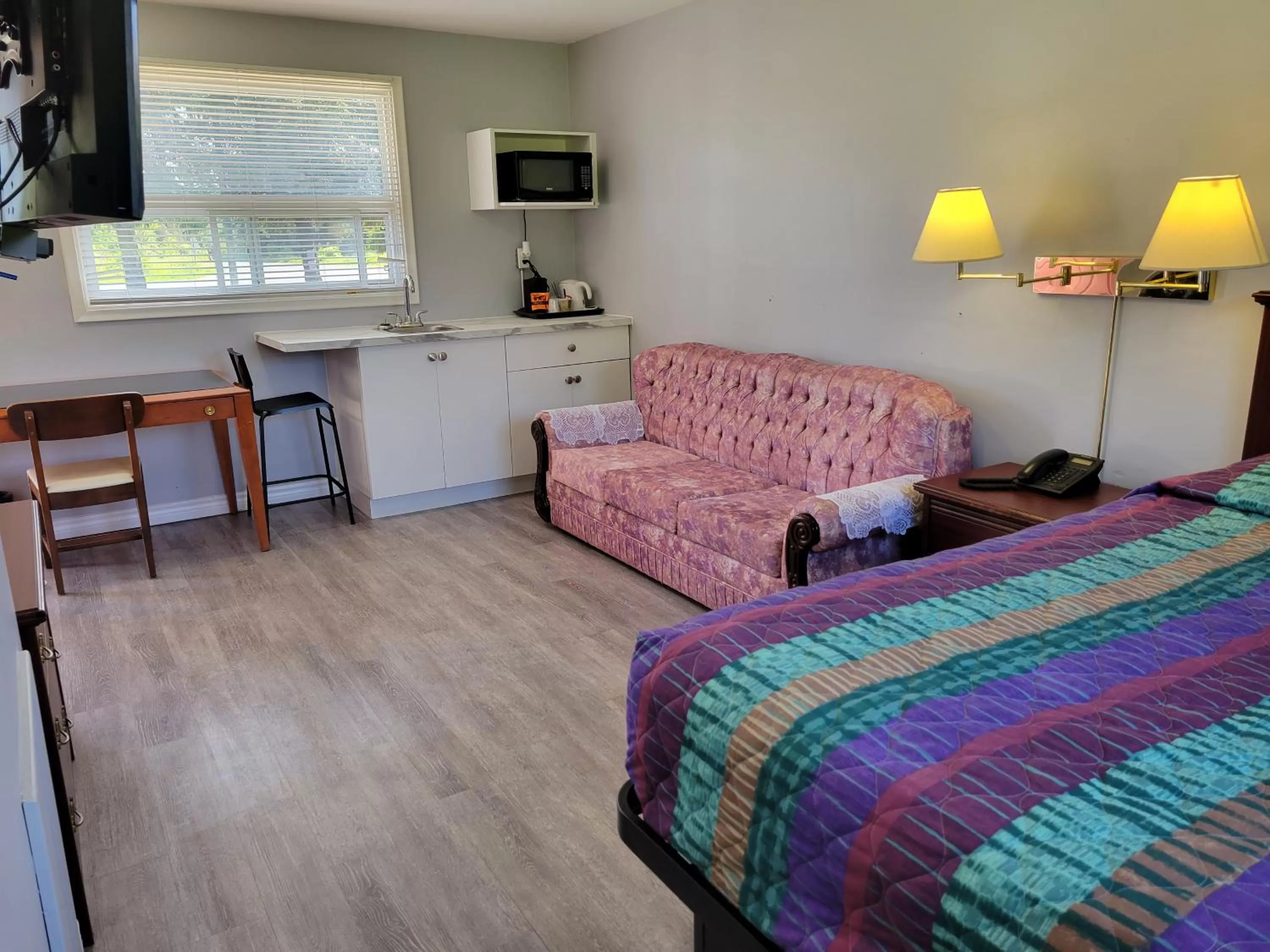 Deluxe, 1 Queen Bed, Sofa Bed, Non-Smoking, Kitchenette in Knights Inn Cobourg