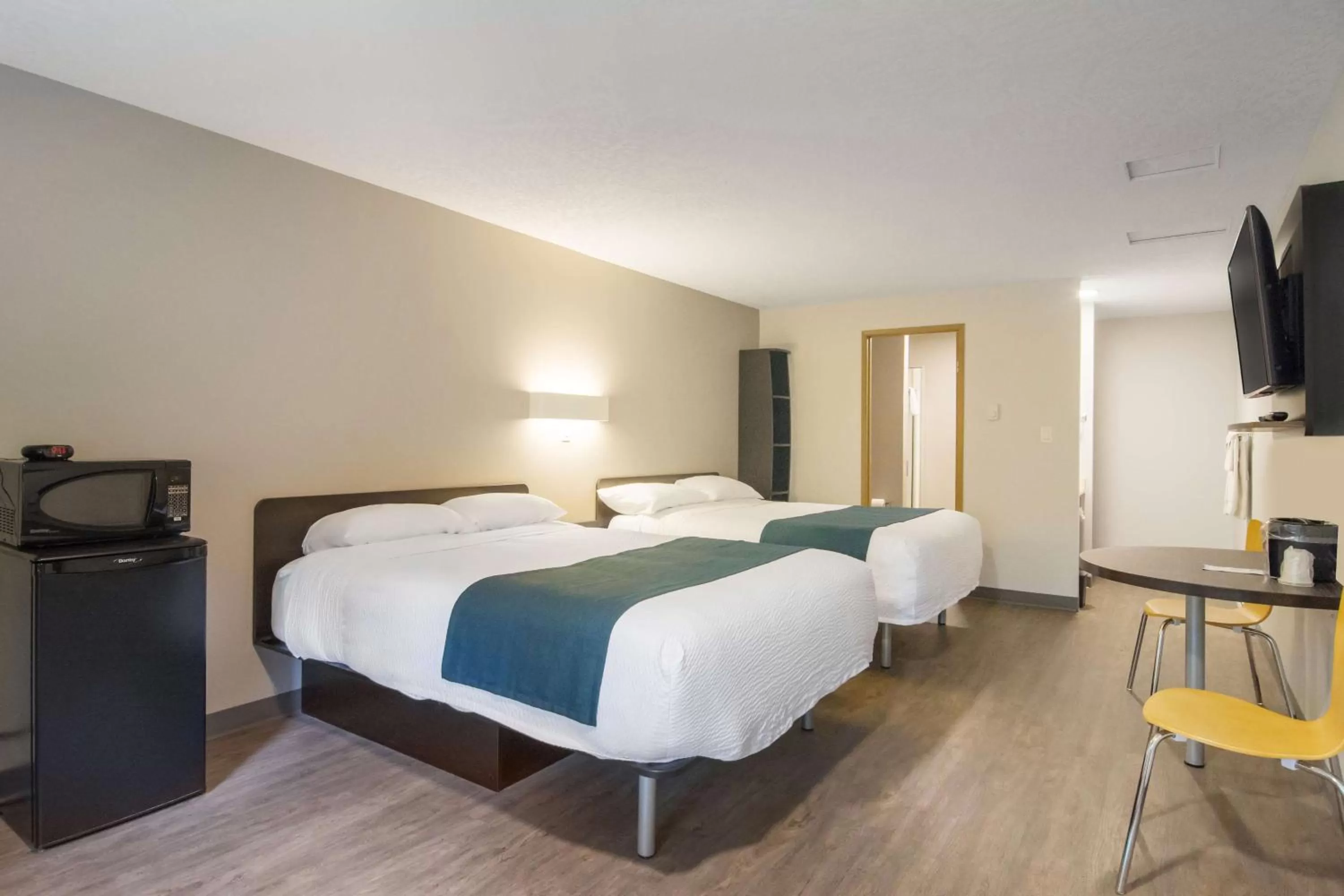 Queen Room with Two Queen Beds in Motel 6-Saanichton, BC - Victoria Airport