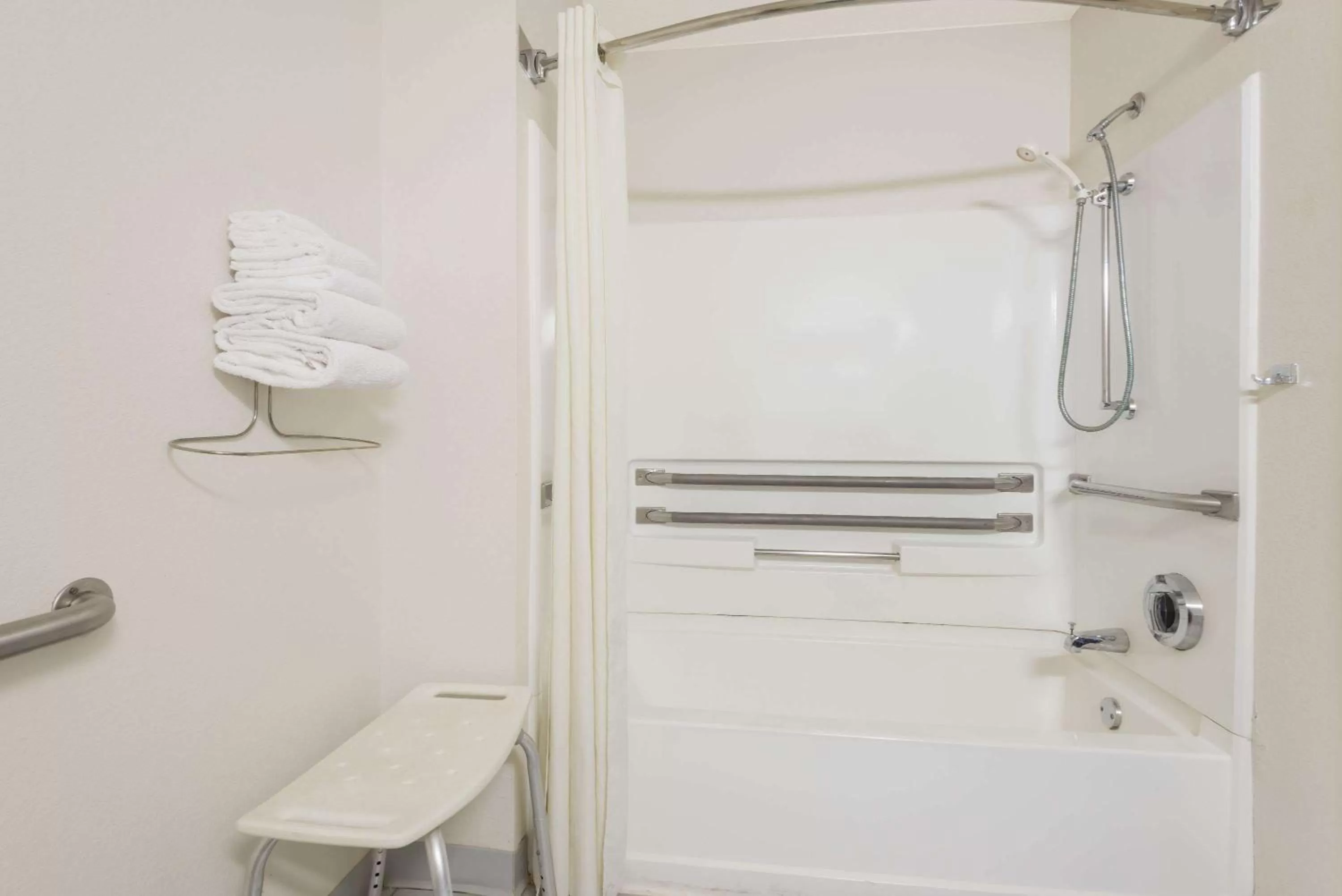 Queen Room - Mobility Access/Non-Smoking in Super 8 by Wyndham Maysville KY