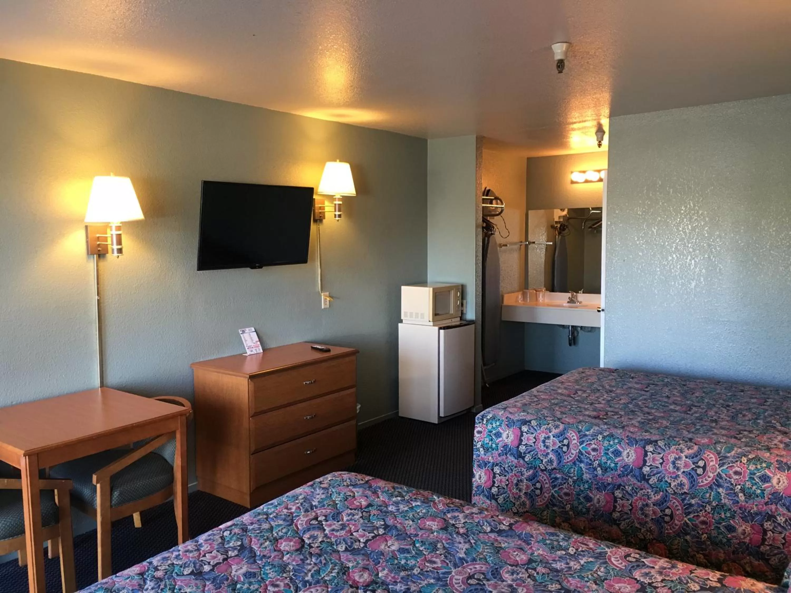 Queen Room with Two Queen Beds - Non-Smoking in Applegate Inn