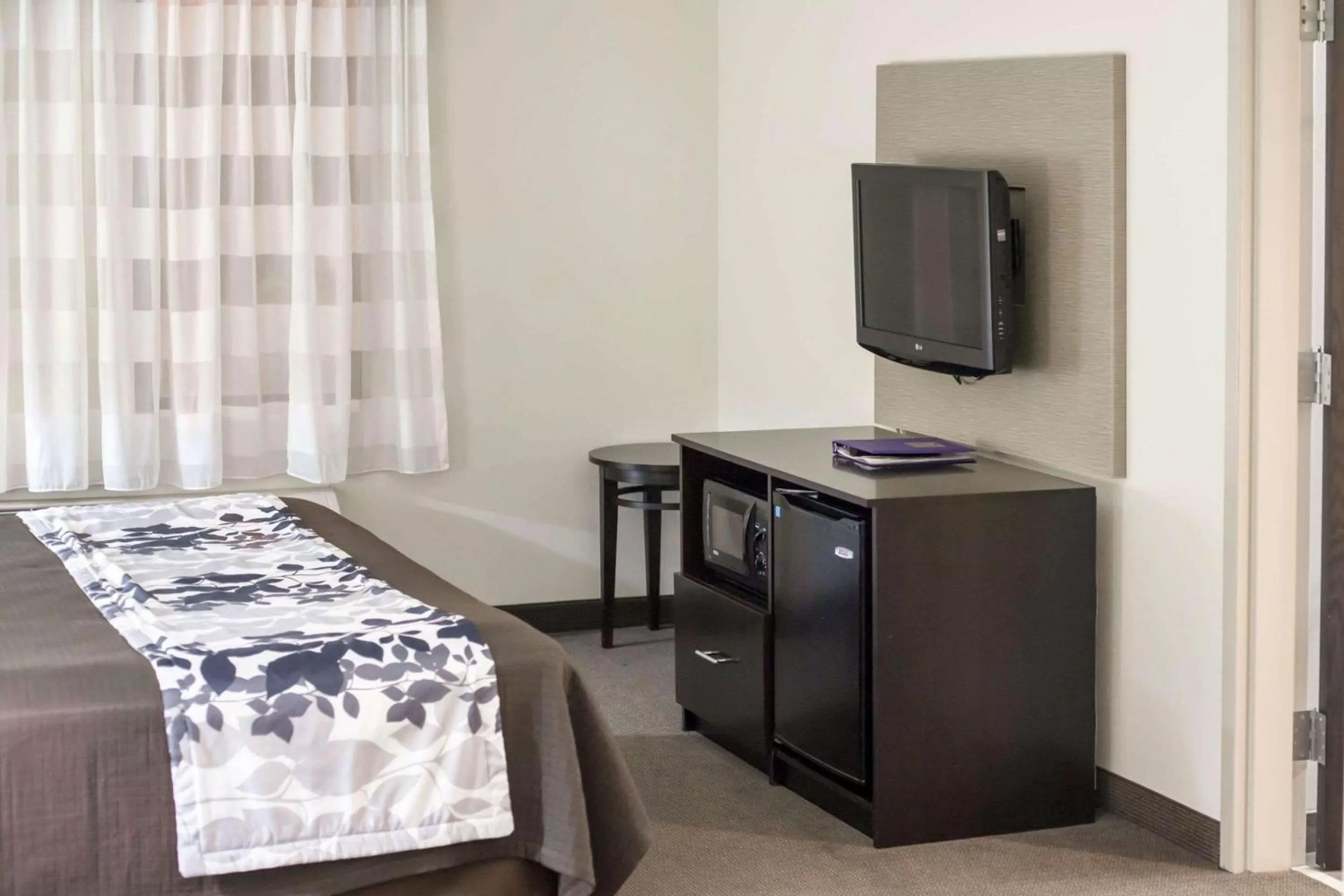 King Suite - Non-Smoking in Sleep Inn & Suites Indoor Waterpark