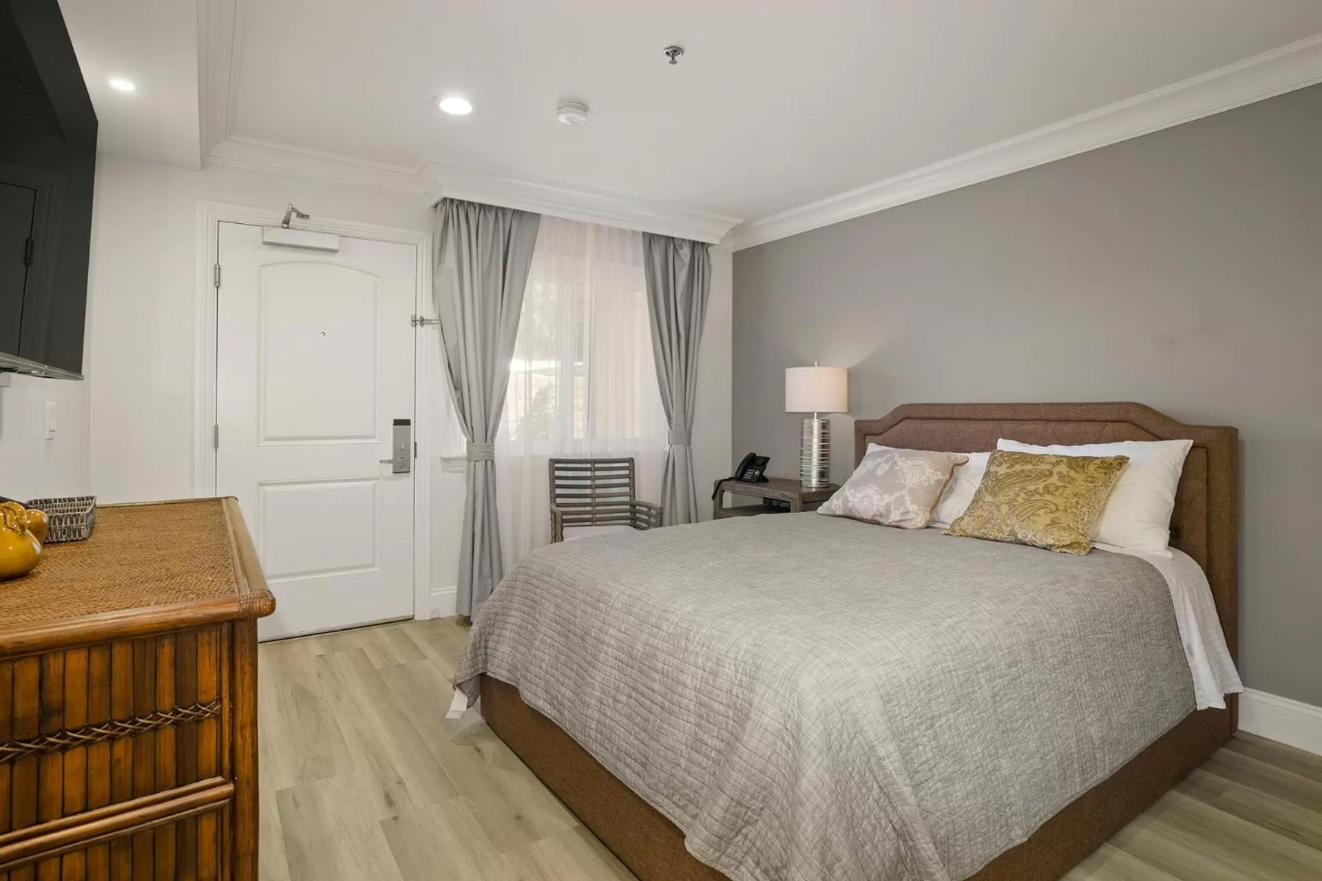 Queen Room in Hotel Huntington