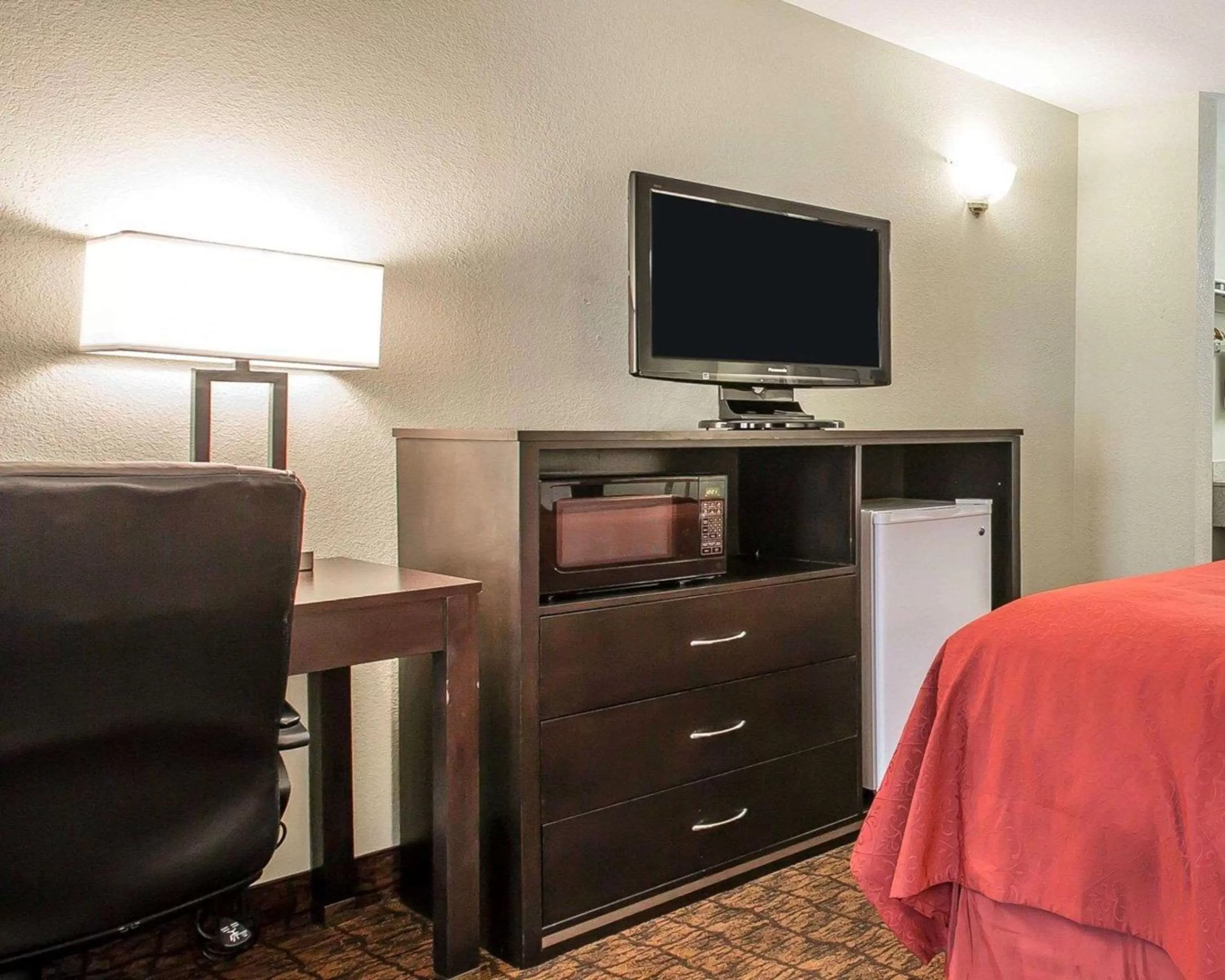 Queen Room - Non-Smoking in Quality Inn & Suites Woodland - Sacramento Airport