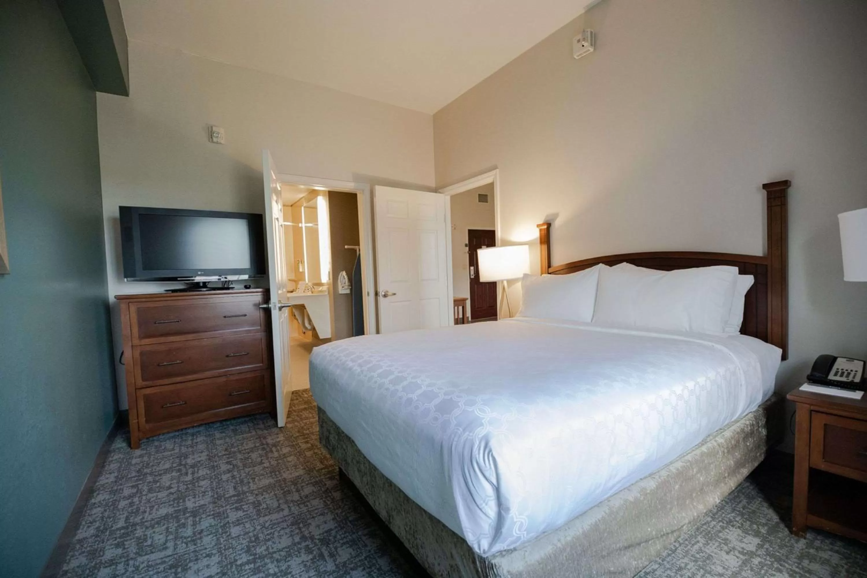 One-Bedroom Queen Suite with Roll-In Shower - Mobility Accessible in Sonesta ES Suites Baton Rouge University at Southgate