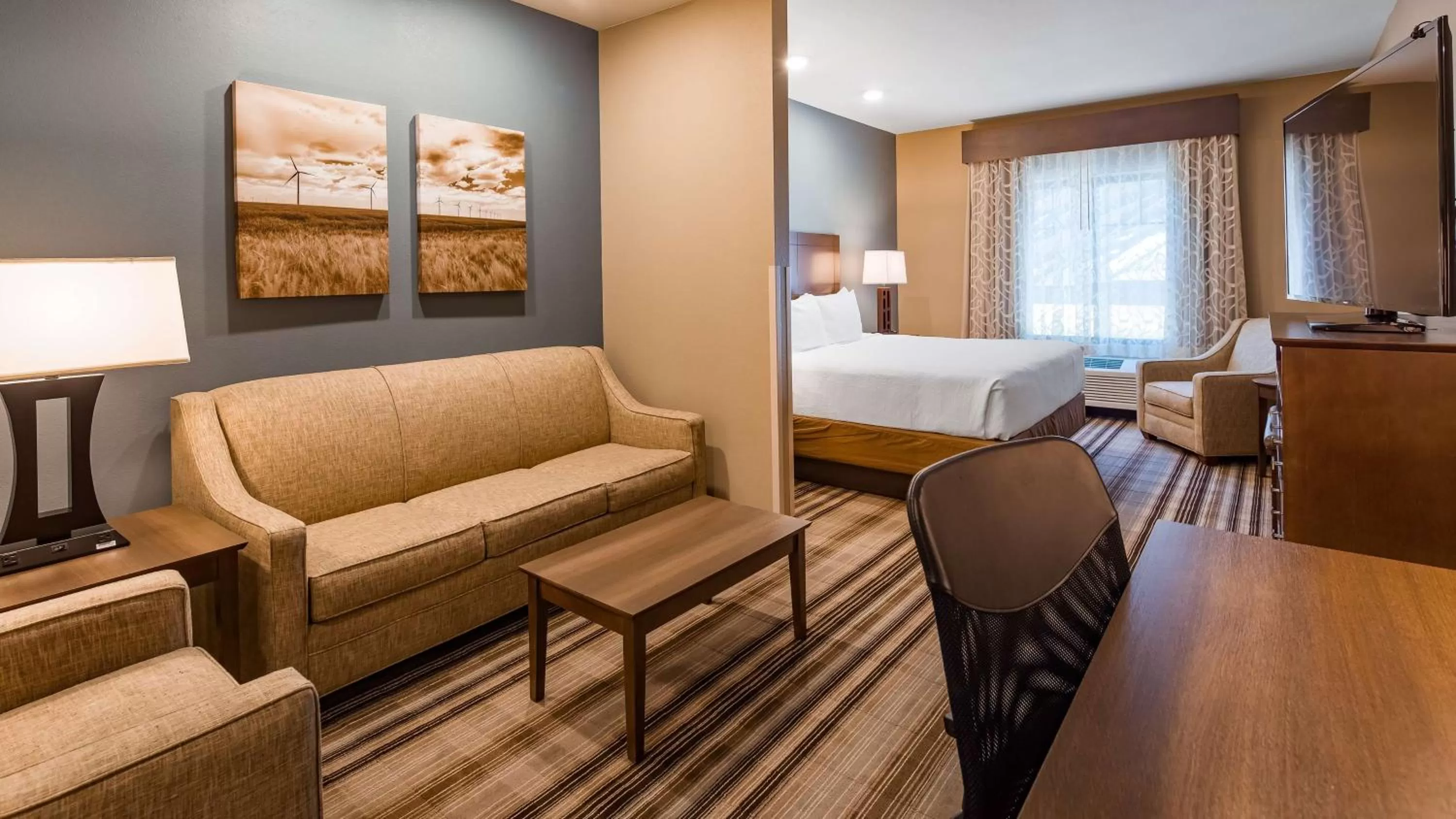 King Suite in Best Western Plus Overland Inn