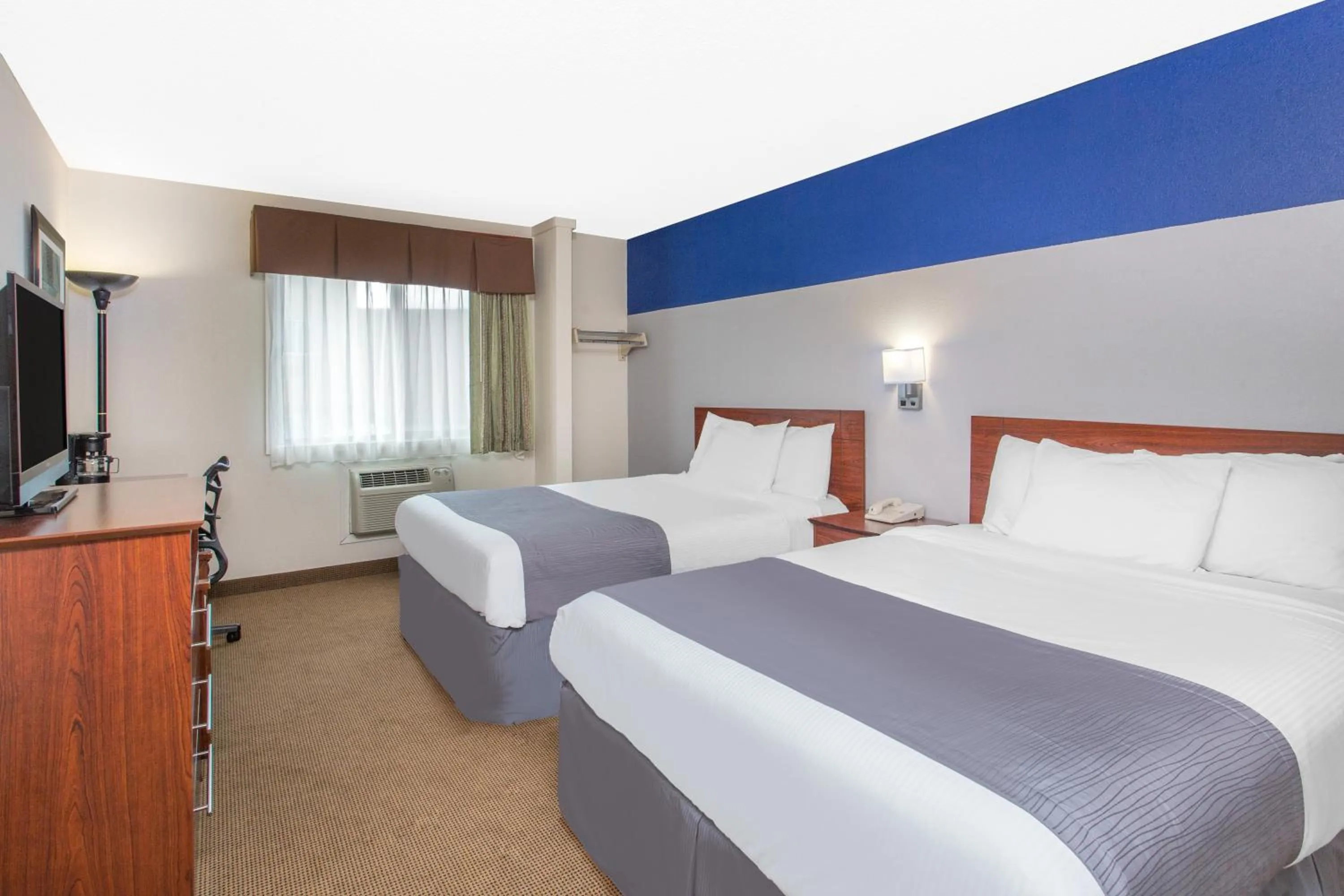 Queen Room with Two Queen Beds - Non-Smoking in Baymont by Wyndham Dubuque