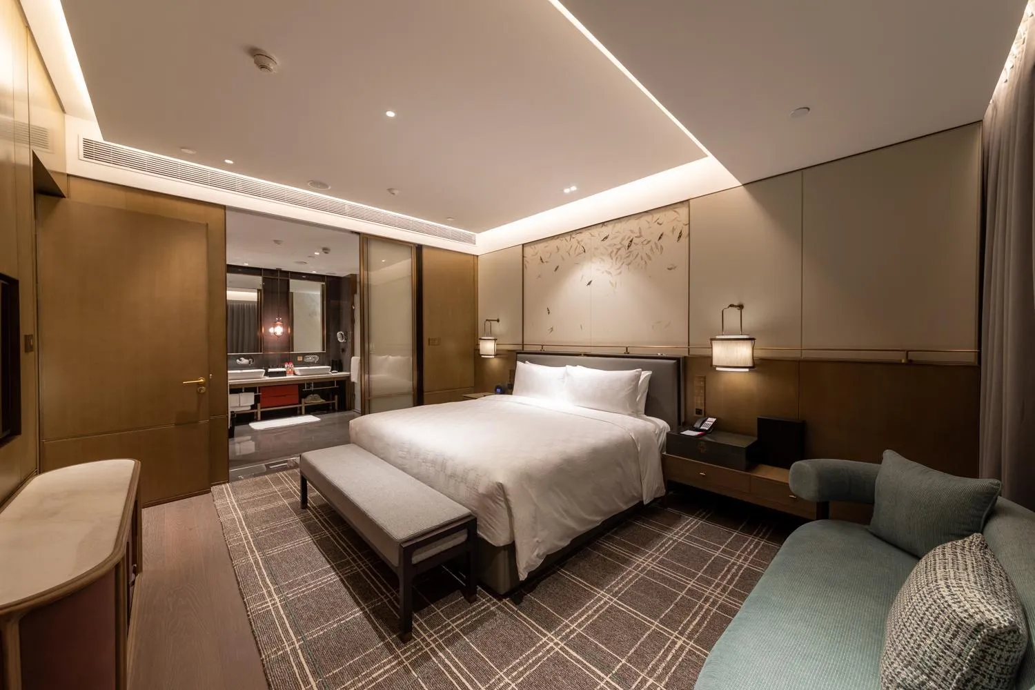 One-Bedroom Suite with Lounge Access and Walk-in Shower in HUALUXE Xi'an Chanba by IHG-西安浐灞华邑酒店-Near Xi'an International Convention Exhibition Center and Shopping mall and The Romantic show of Xi'an-Free Luggage Storage-English Service