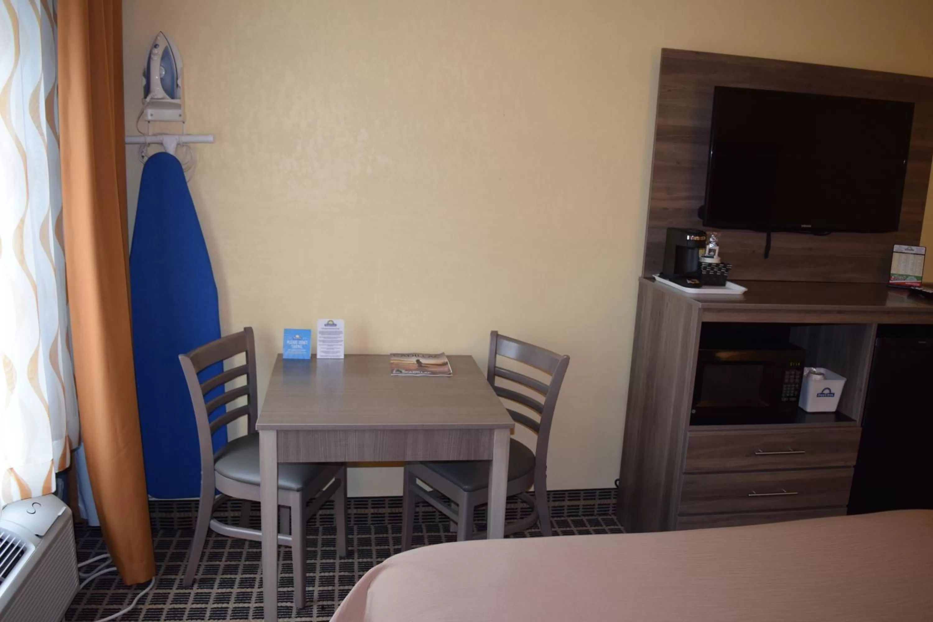 Queen Room with Two Queen Beds - Non-Smoking in Days Inn by Wyndham Cadillac